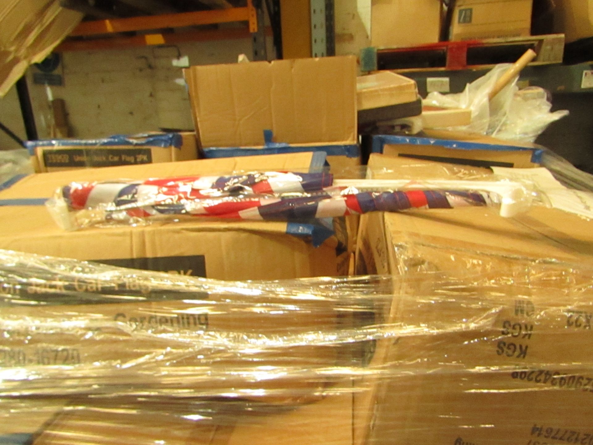 Pallet of approx 1680 packs of 2 England Window flags, the few we have seen look new.