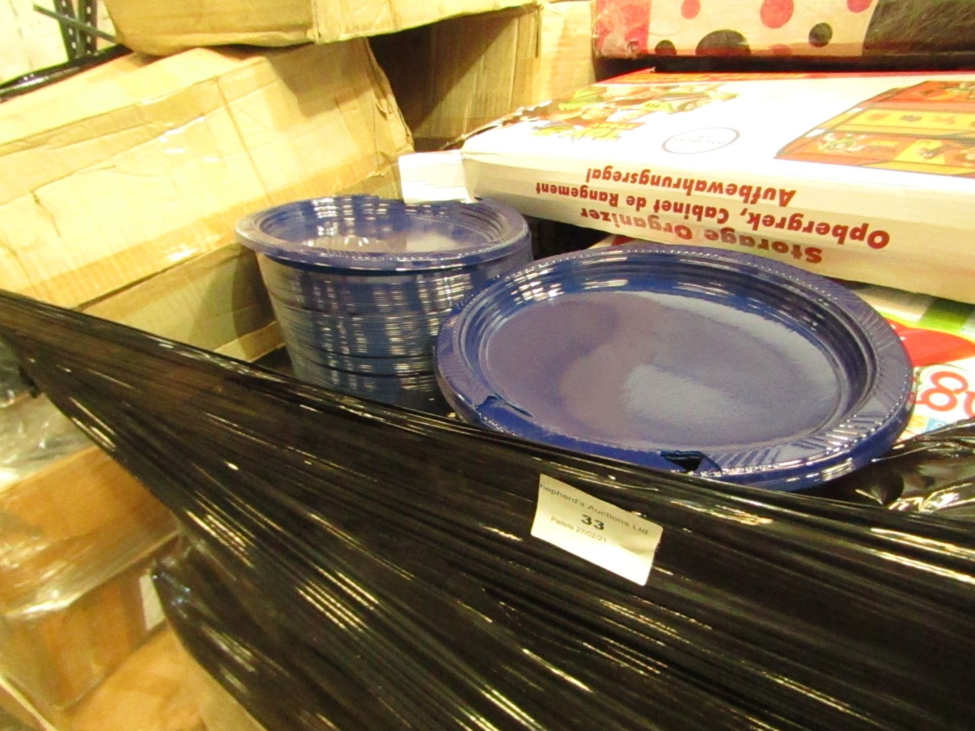 Pallet of approx 8000 Blue Plastic oval Plates, all unchecked.