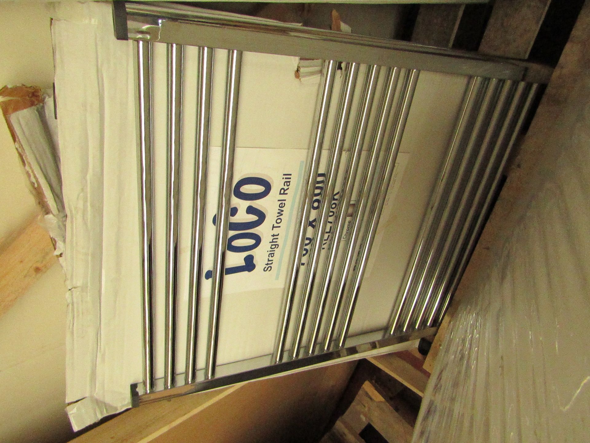 Loco straight towel rail 800 x 600, ex-display. Please note, this lot may contain marks, missing
