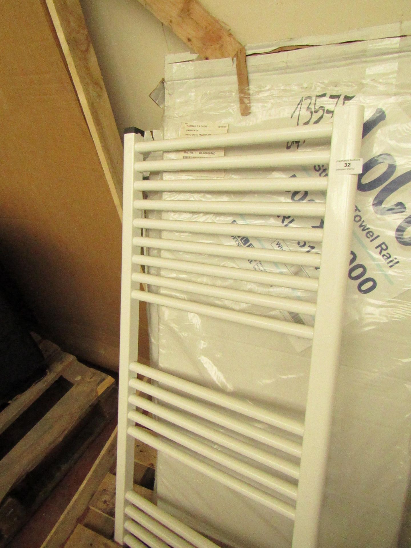 Loco straight towel rail 500 x 1000, ex-display. Please note, this lot may contain marks, missing