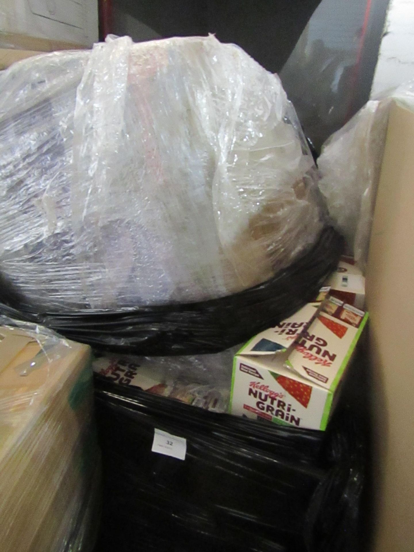 Pallet of Approx 70 multi pack boxes Kelloggs Nutri grain bars, all past best before by approx 5-6