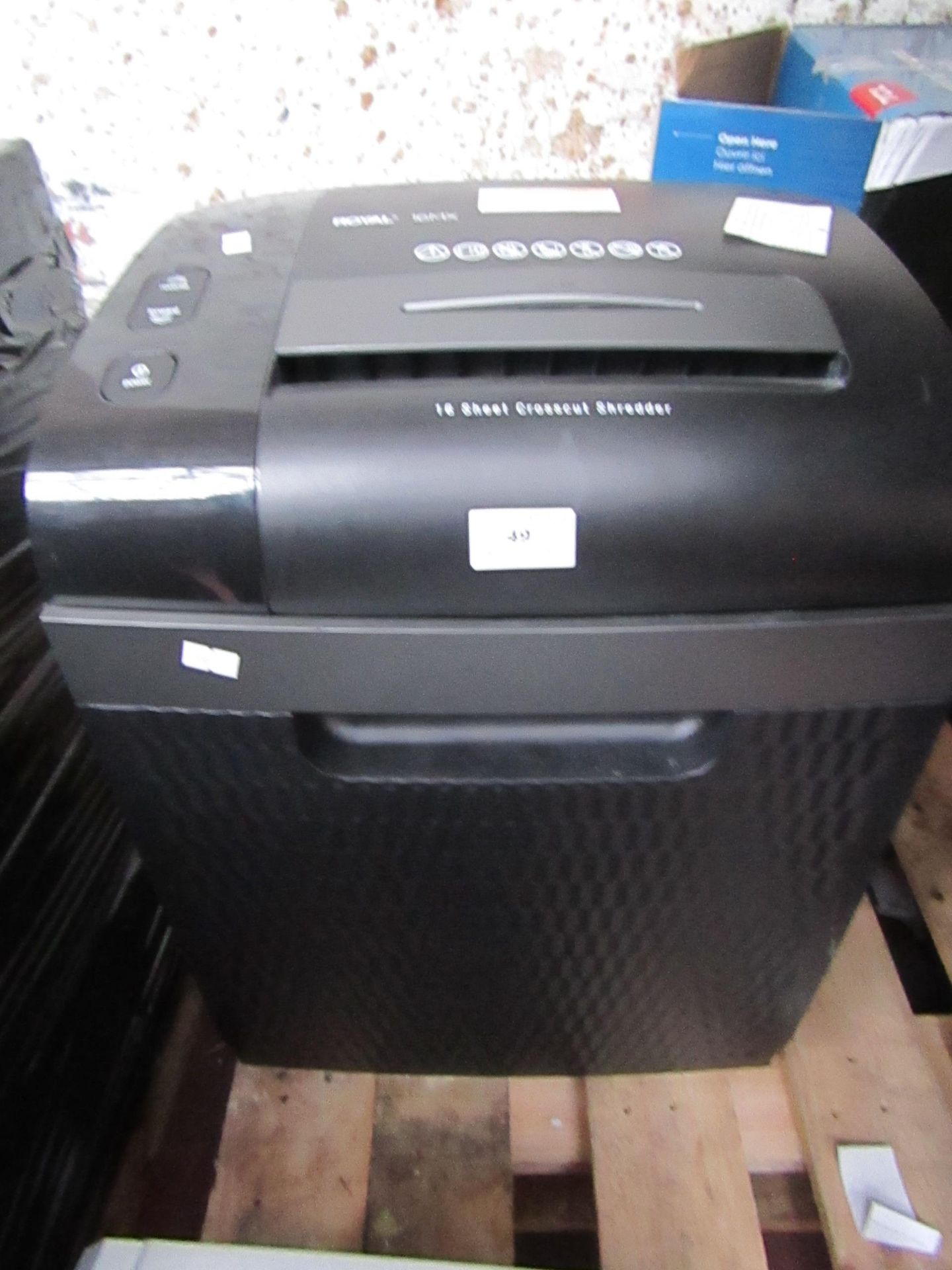 Royal 16MX 16 sheet cross cut shredder, powers on but not tested all functions.