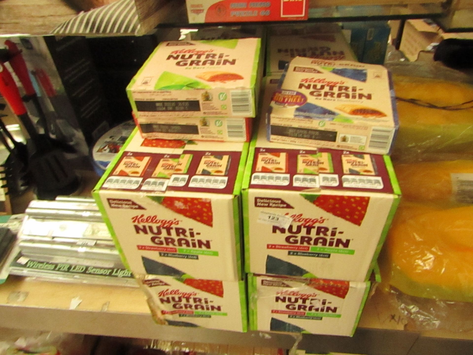 8x Boxes of 42 Various Flavours, Kelloggs Nutri Grain Bars. BB Dates range from 07/8/20 - 26/11/