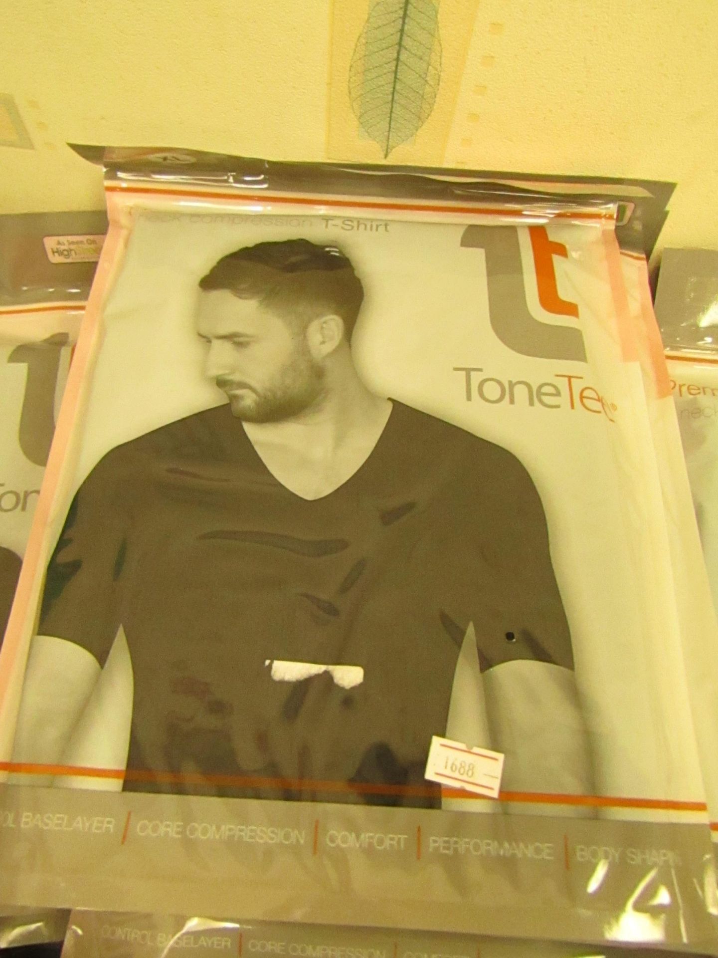 | 1x | MENS TONE TEE NECK COMPRESSION T-SHIRT BLACK SIZE L | NEW & PACKAGED |