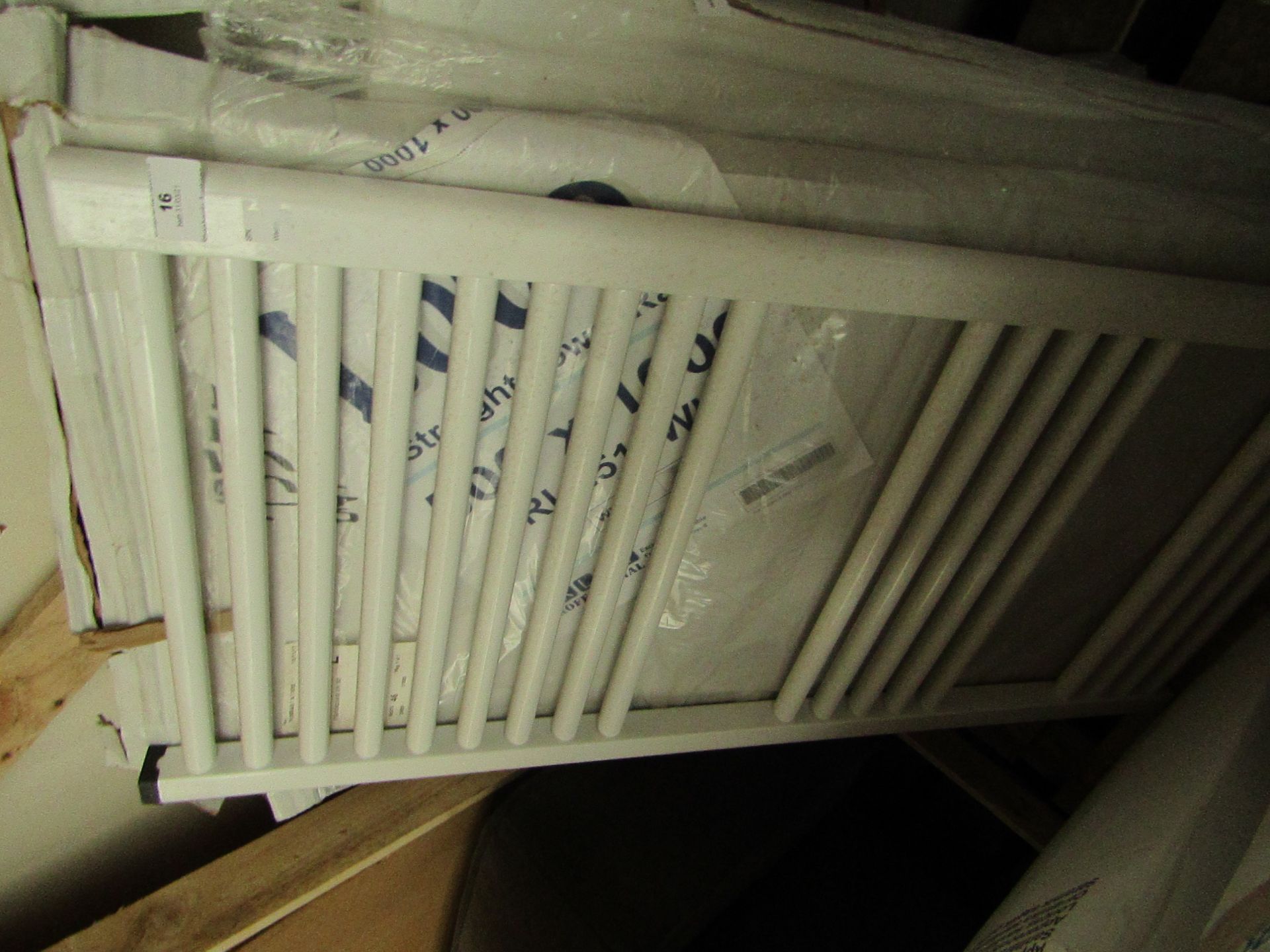 Loco straight towel rail 500 x 1000, ex-display. Please note, this lot may contain marks, missing