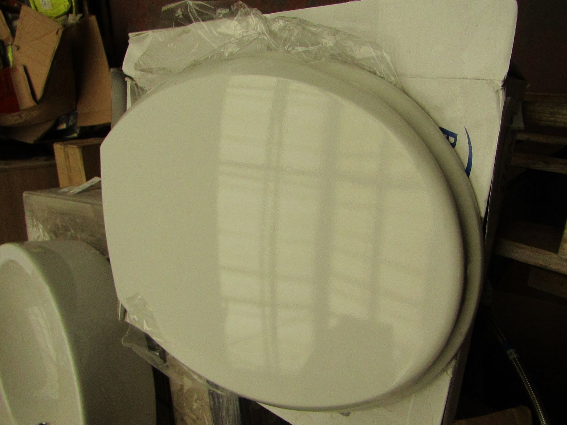 2x Bemis toilet seats, both unchecked and boxed.