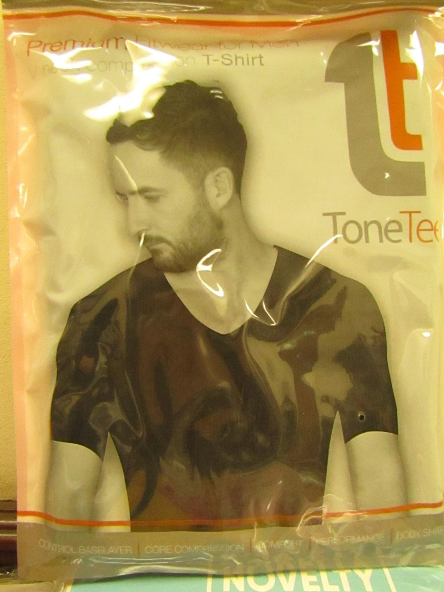 | 1x | MENS TONE TEE NECK COMPRESSION T-SHIRT BLACK SIZE XL | NEW & PACKAGED |