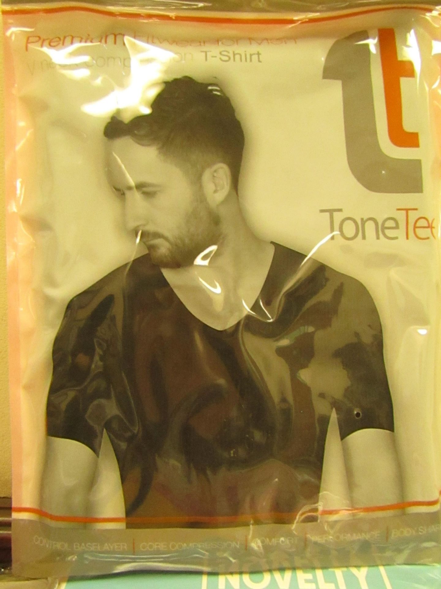 | 1x | MENS TONE TEE NECK COMPRESSION T-SHIRT BLACK SIZE XL | NEW & PACKAGED |
