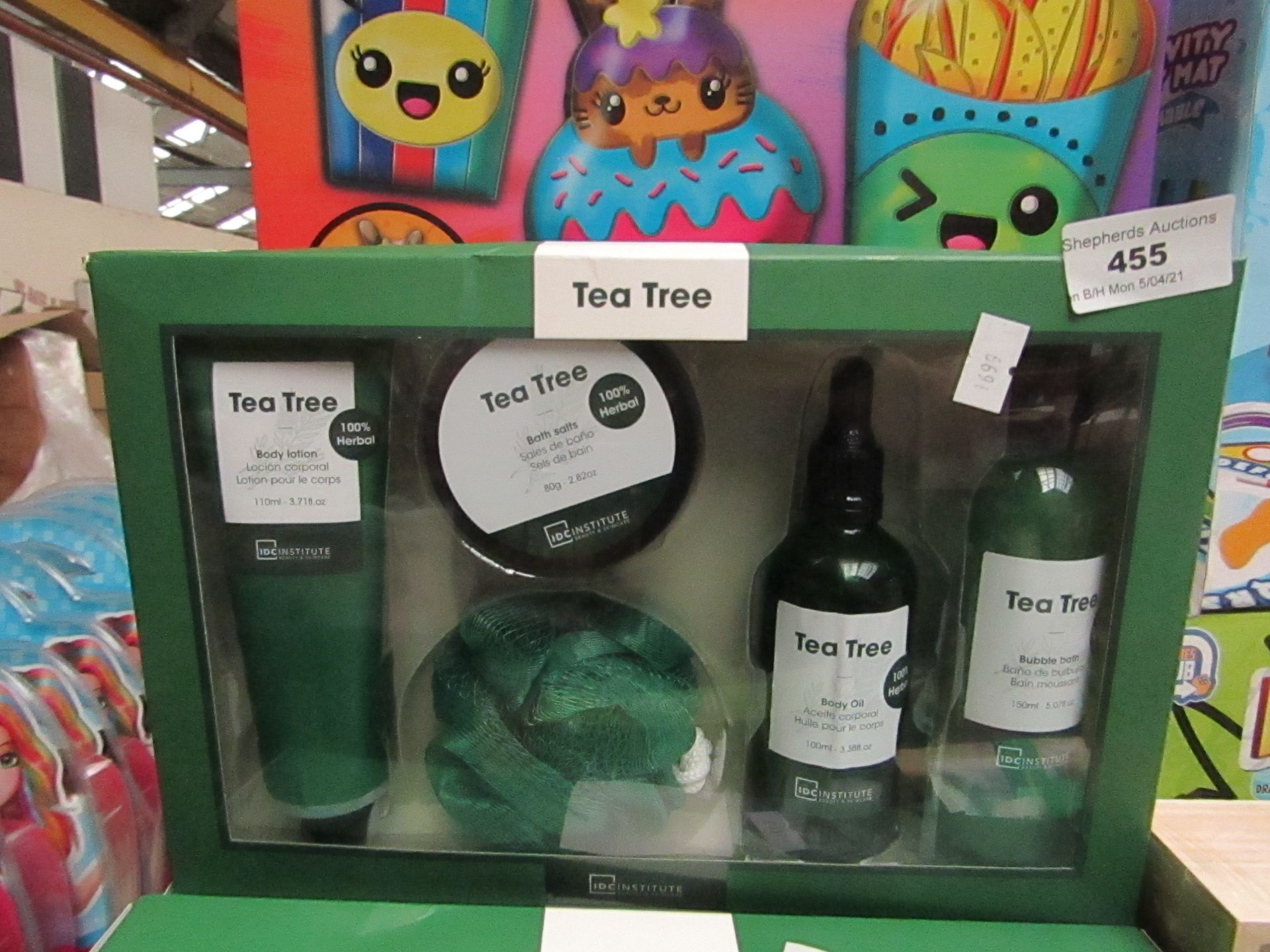 IDC institute tea tree Gift set, includes Body Lotion, Bath Oil, Bubble Bath, Bath salts and Sponge,