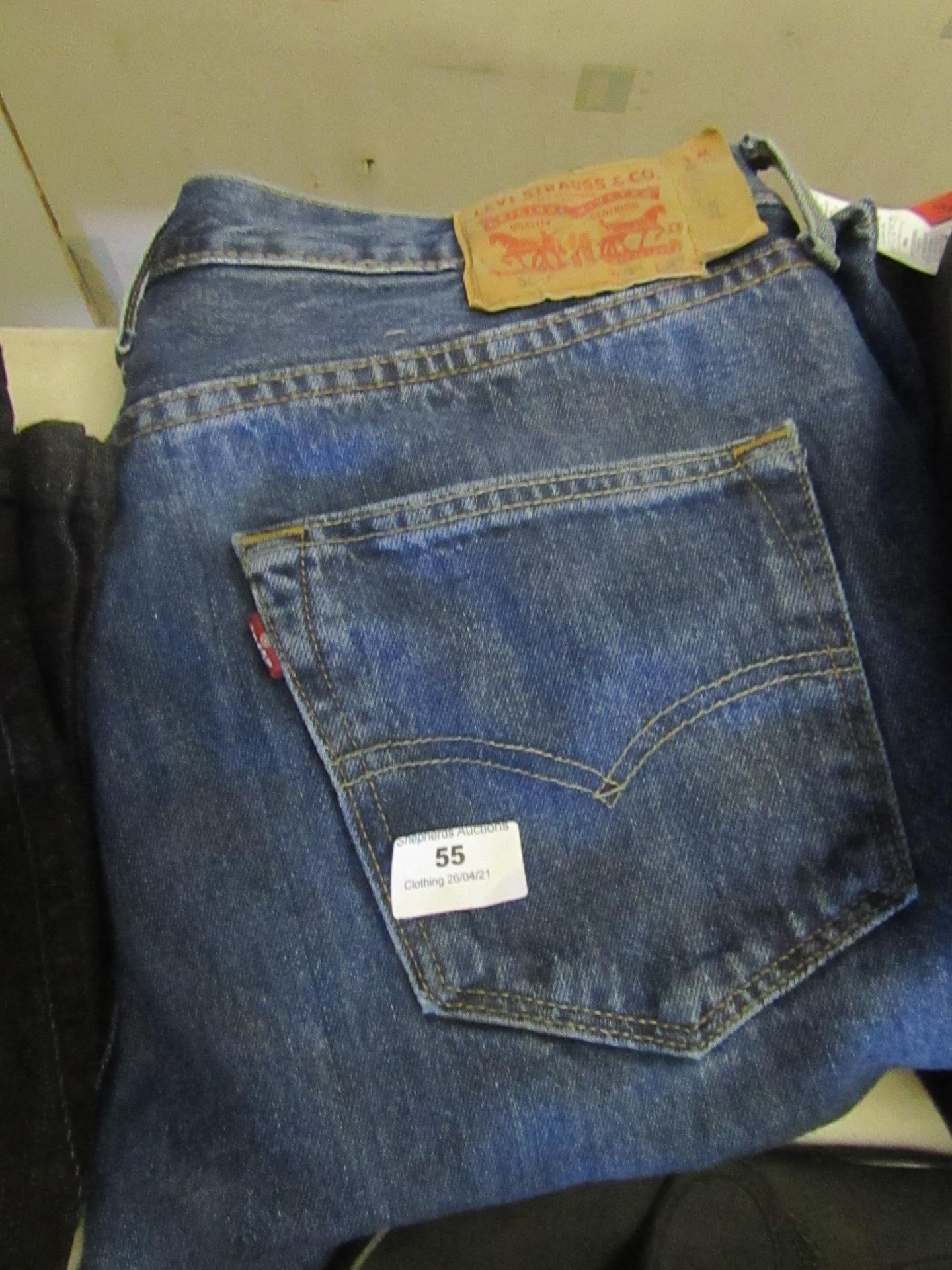 1 x Levi Strauss Mens Jeans 34 x 32 (have been worn has a tear on rear)