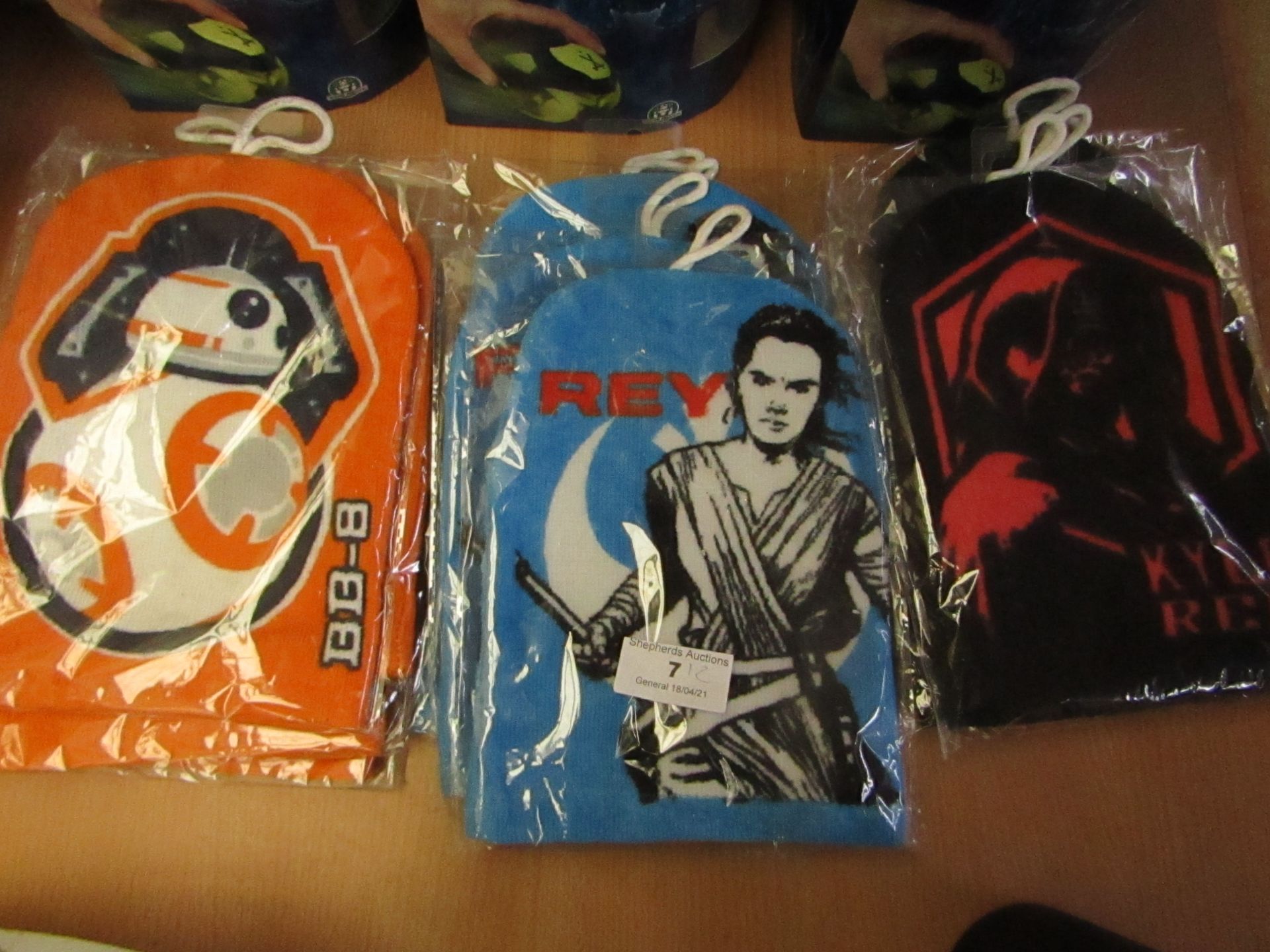 12x Various Star Wars wash mitts, new and packaged.