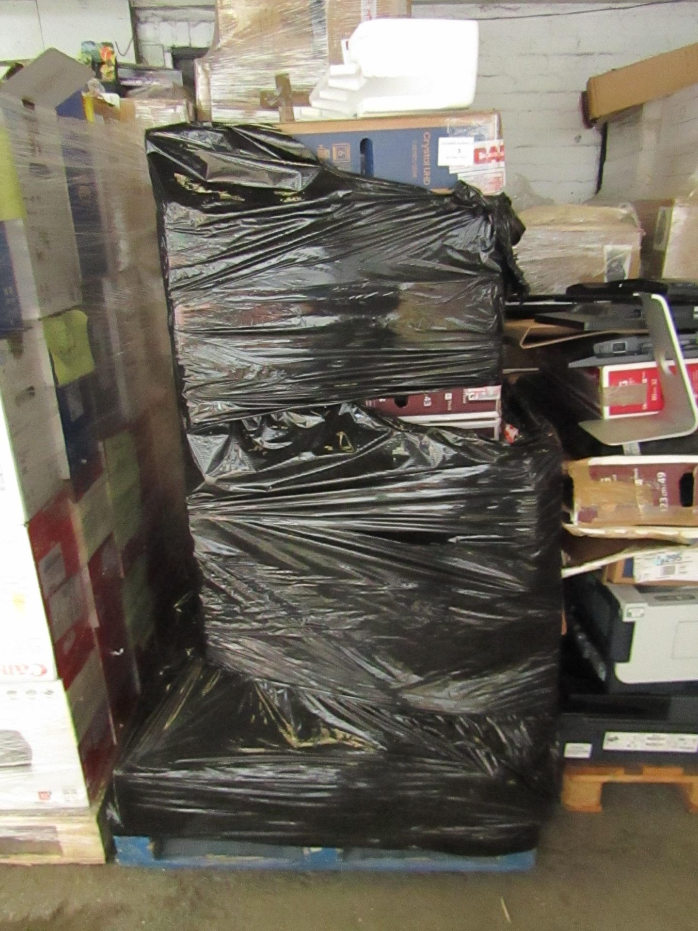 Pallet of approx 11 Smashed screen TV from LG and Samsung, all look to have the original boxes,