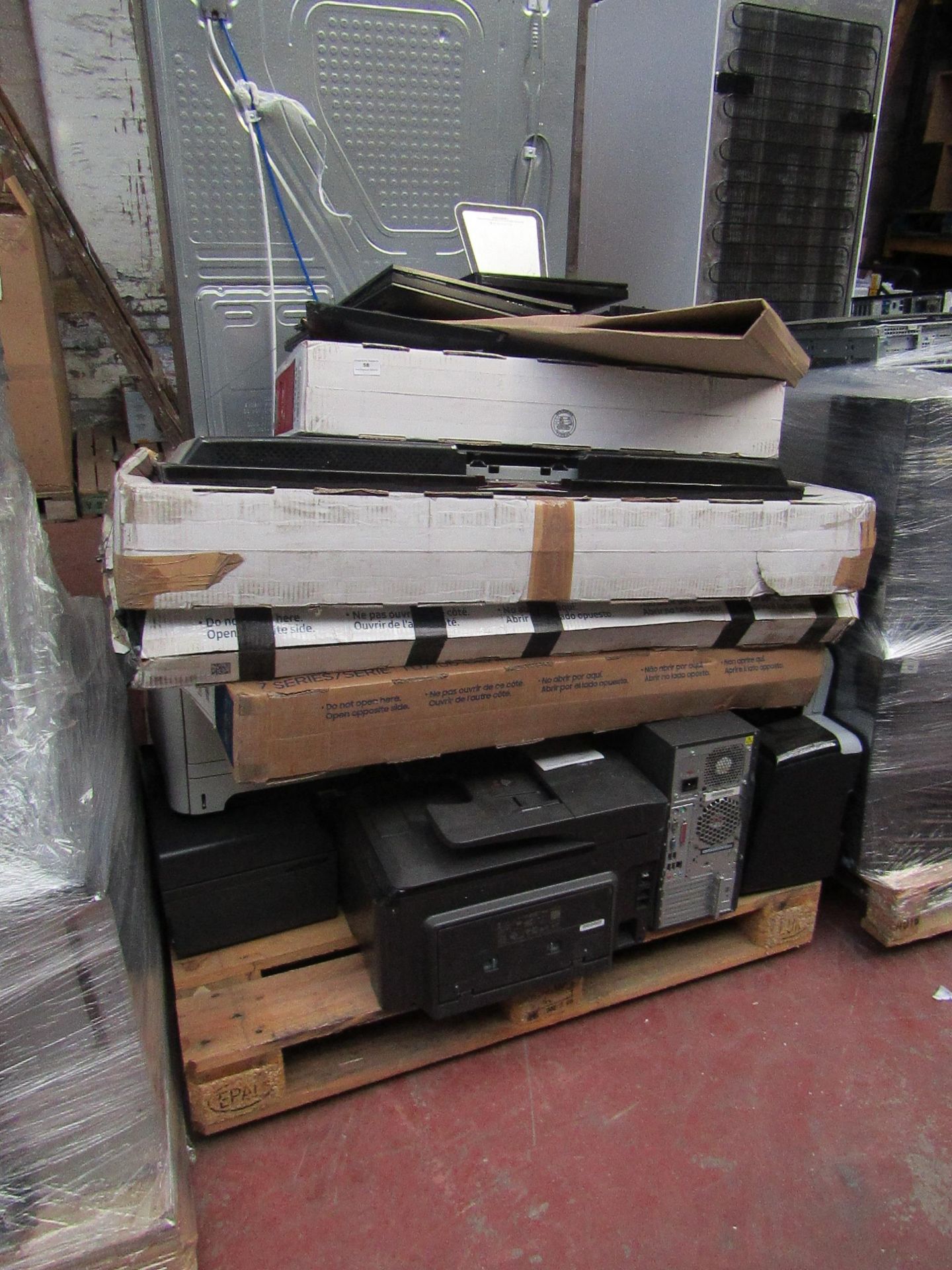 Pallet of approx 17 Items being approx 9 smashed screen TV's/Monitors from samsung and LG and approx