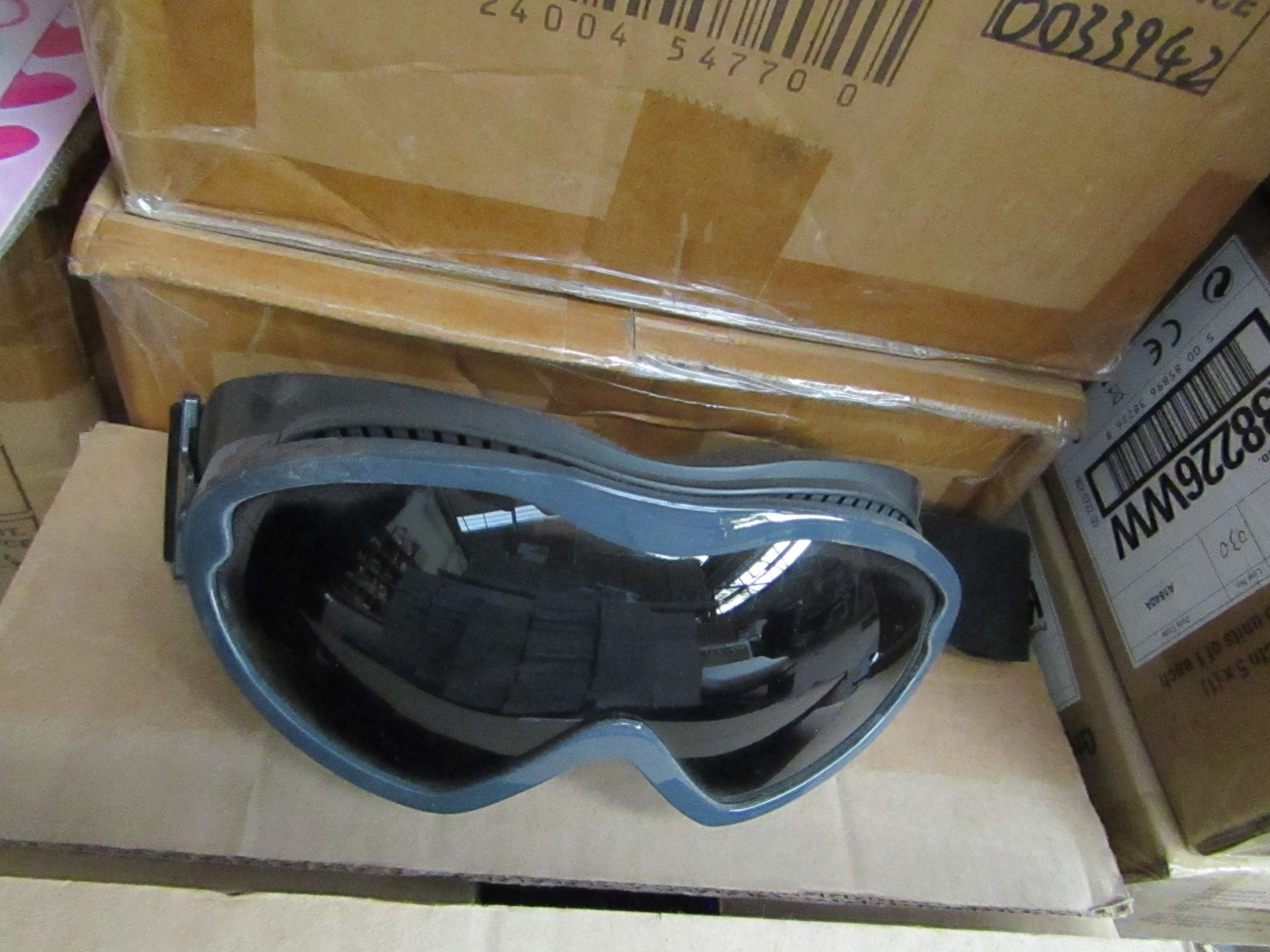 Box Containing Approx 10x Various Different Coloured Ski-Goggles - Boxed.