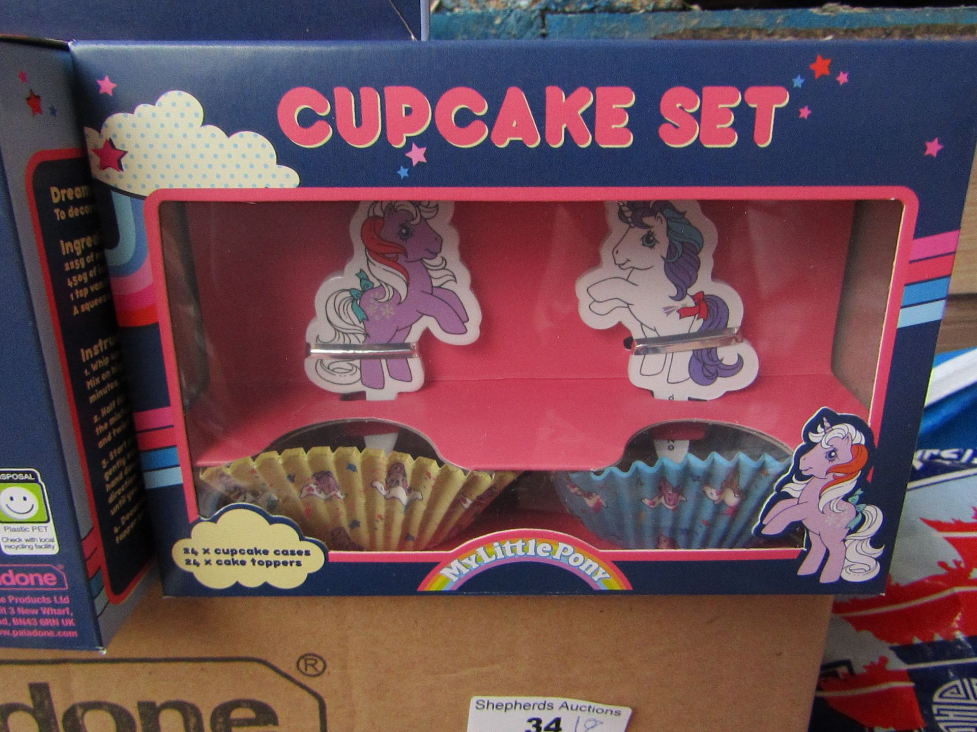 12x Mini Cupcake Set - New & Boxed.