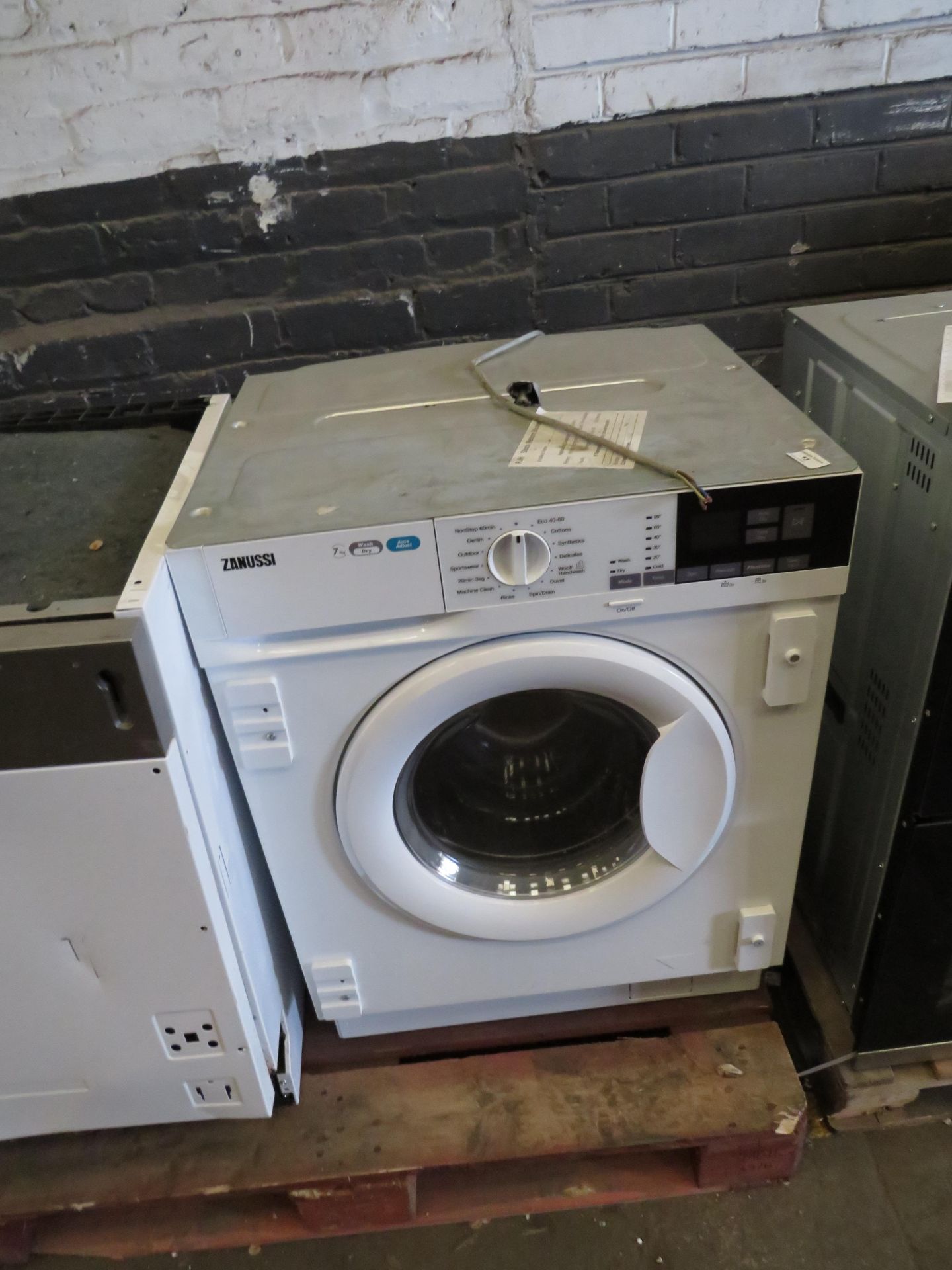 Zannussi 7kg intergrated Washing Machine - Cant test due to no Plug & Door is Locked.