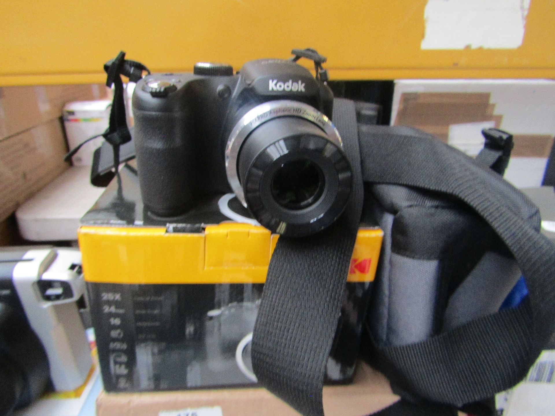 Kodak PixPro AZ252 Camera, comes with bag, batteries & charger - Powers on but may be an issue