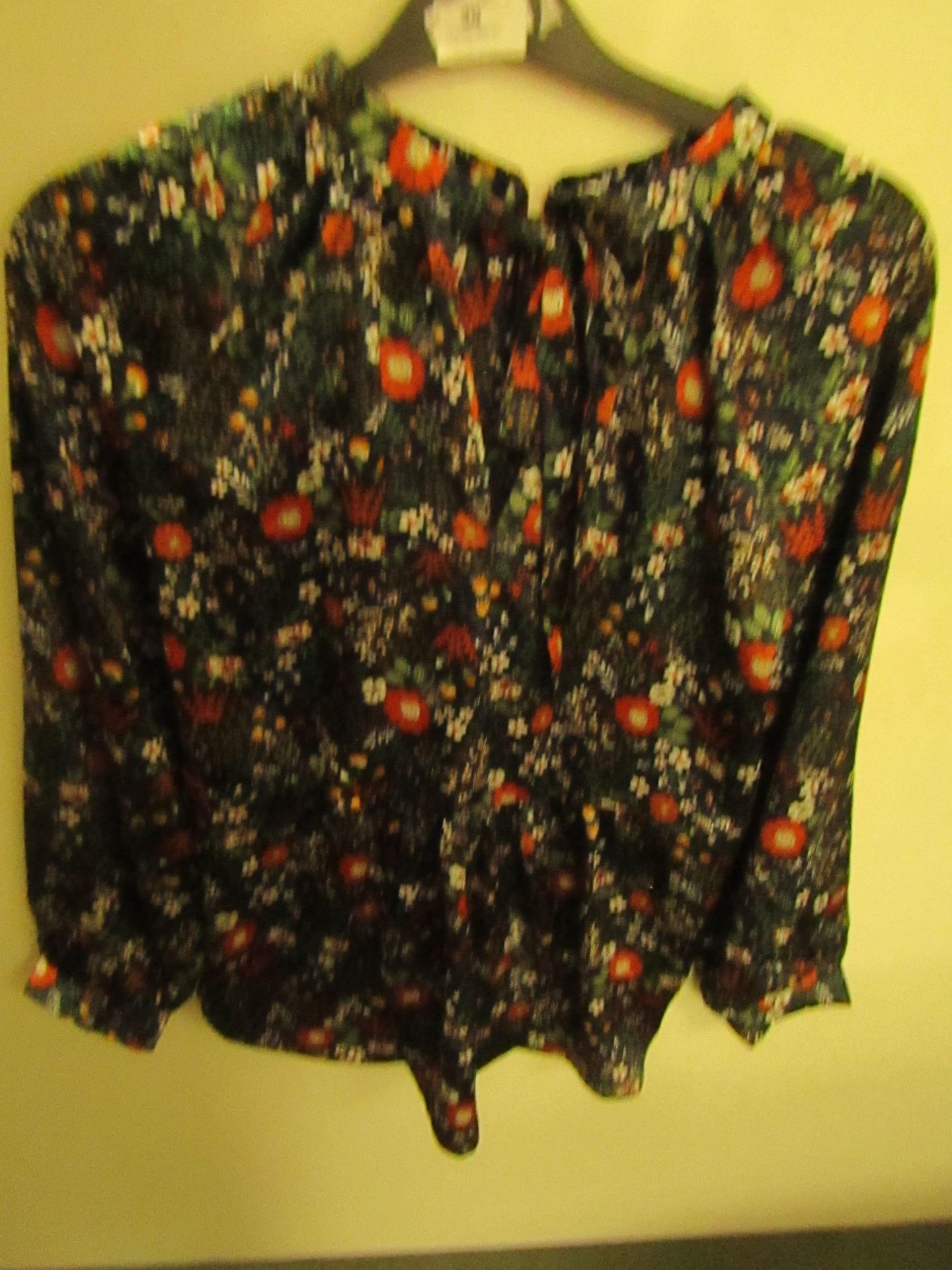 J.A.C.H.S Girlfriend Blouse Navy Floral Size M New With Tags