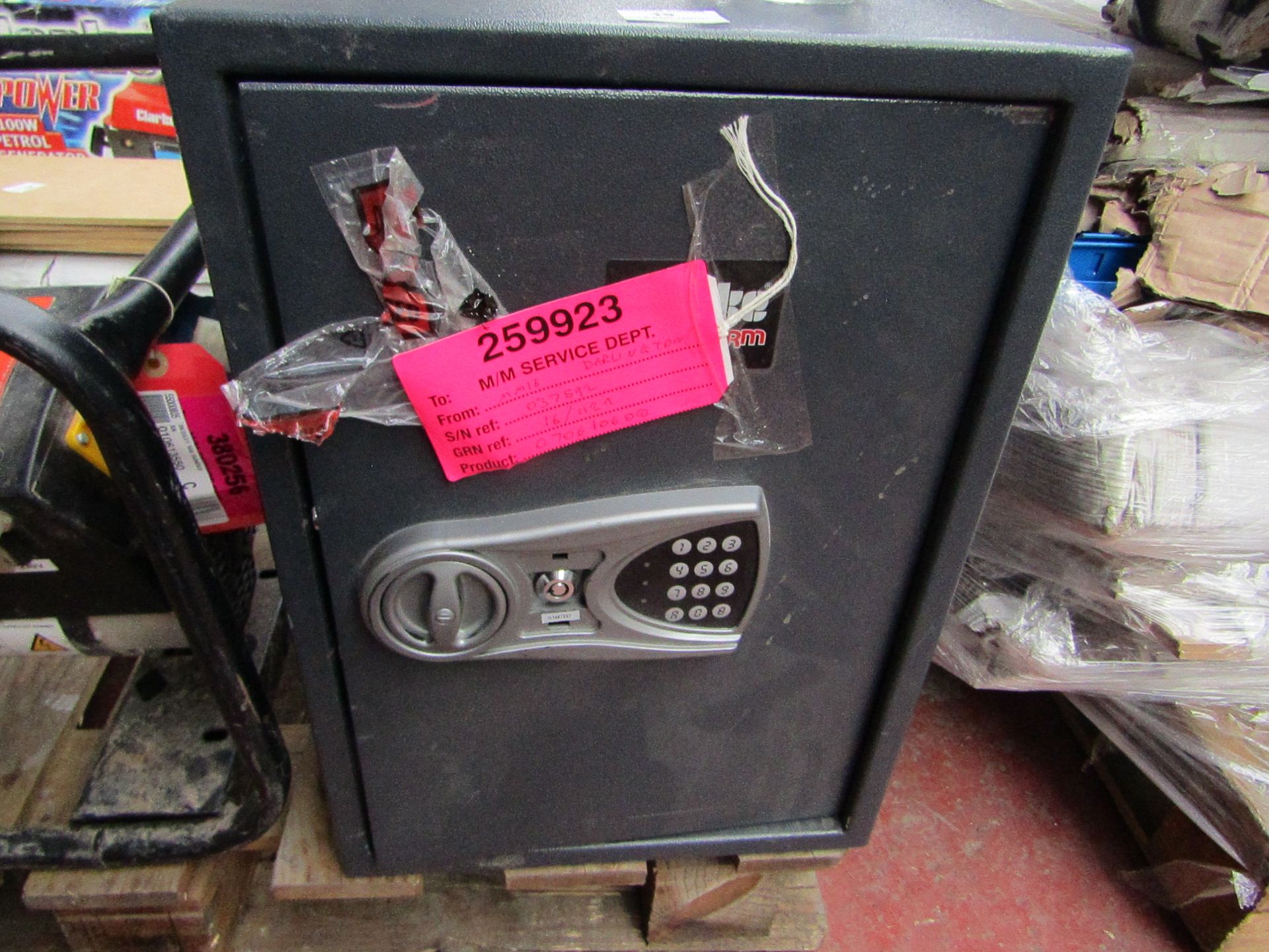 1x CL SAFE CS600D LARGE 1003 This lot is a Machine Mart product which is raw and completely