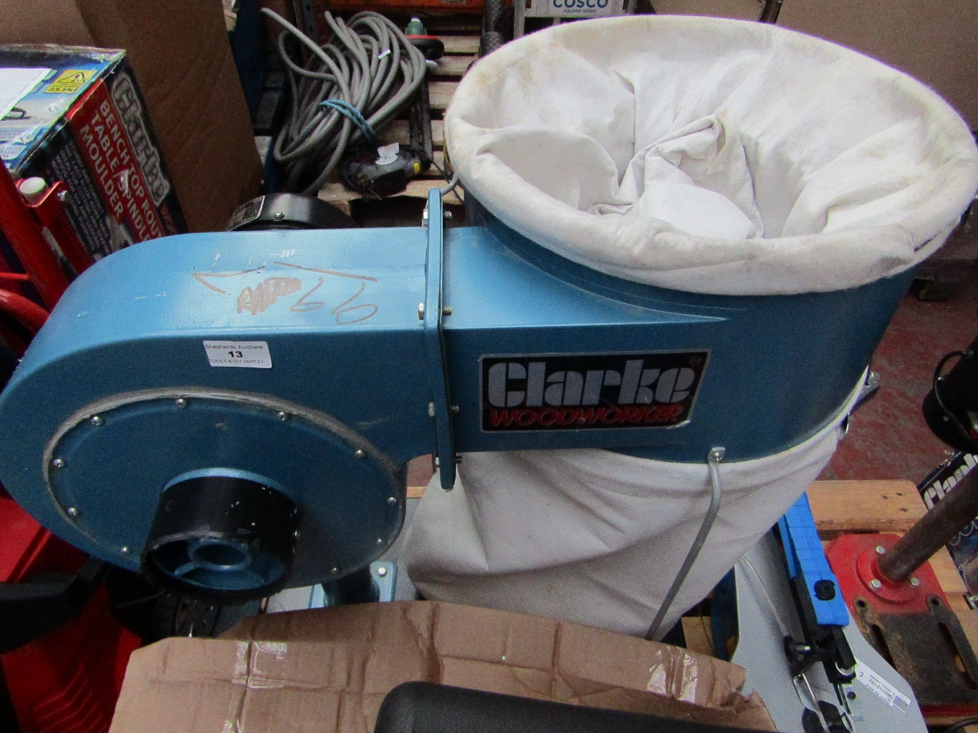 1x CL DUST CDE7B 230V 7 997 This lot is a Machine Mart product which is raw and completely unchecked