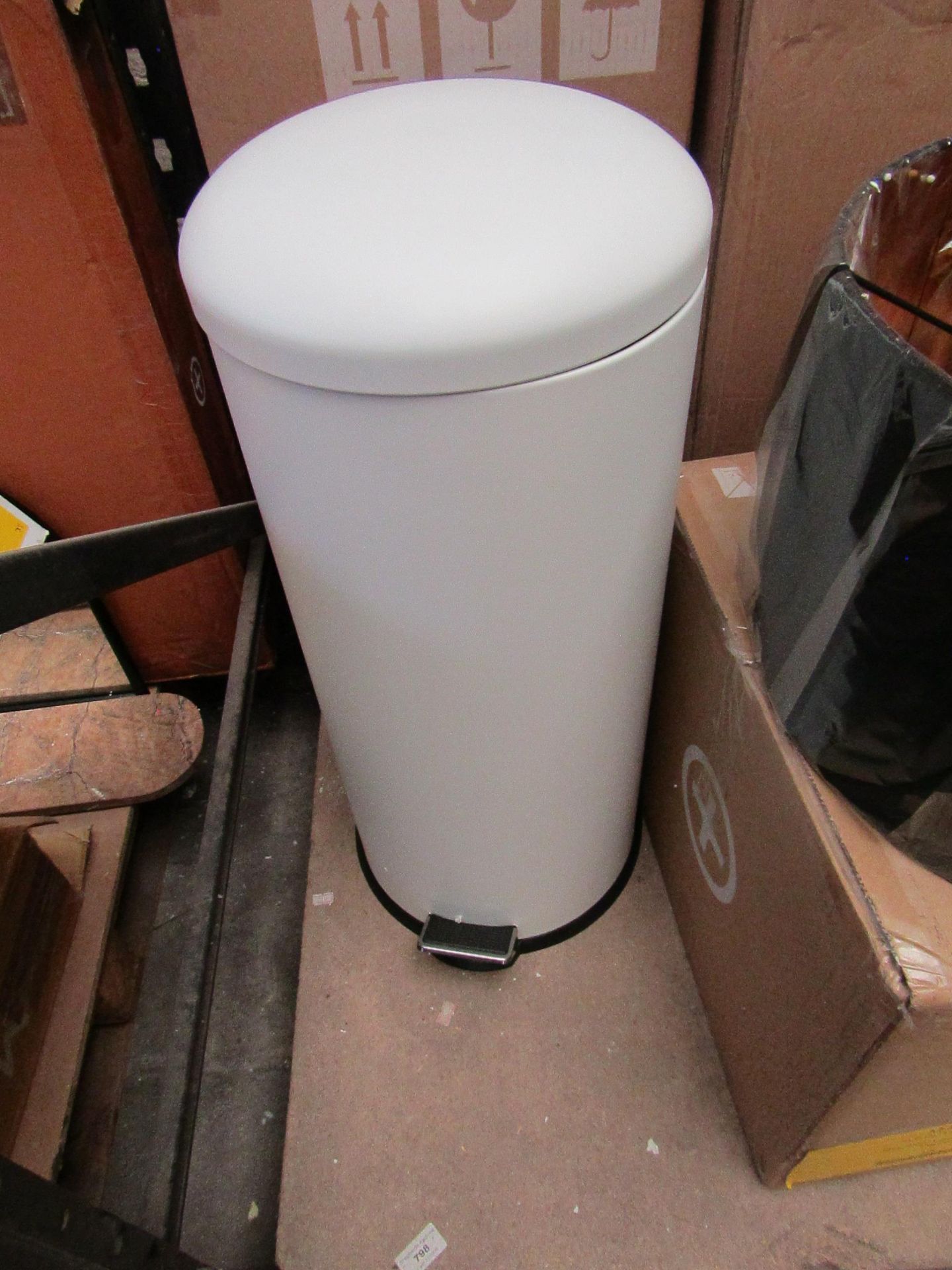 1 x Made.com Joss 30L Domed Pedal Bin White RRP œ39 SKU MAD-BTAJOS003WHI-UK TOTAL RRP œ39 This lot