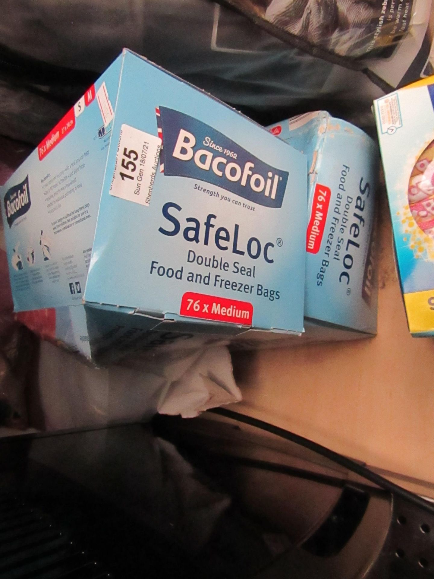 2x boxes of bacofoil safeloc double seal food bags - box is damaged some could be missing.