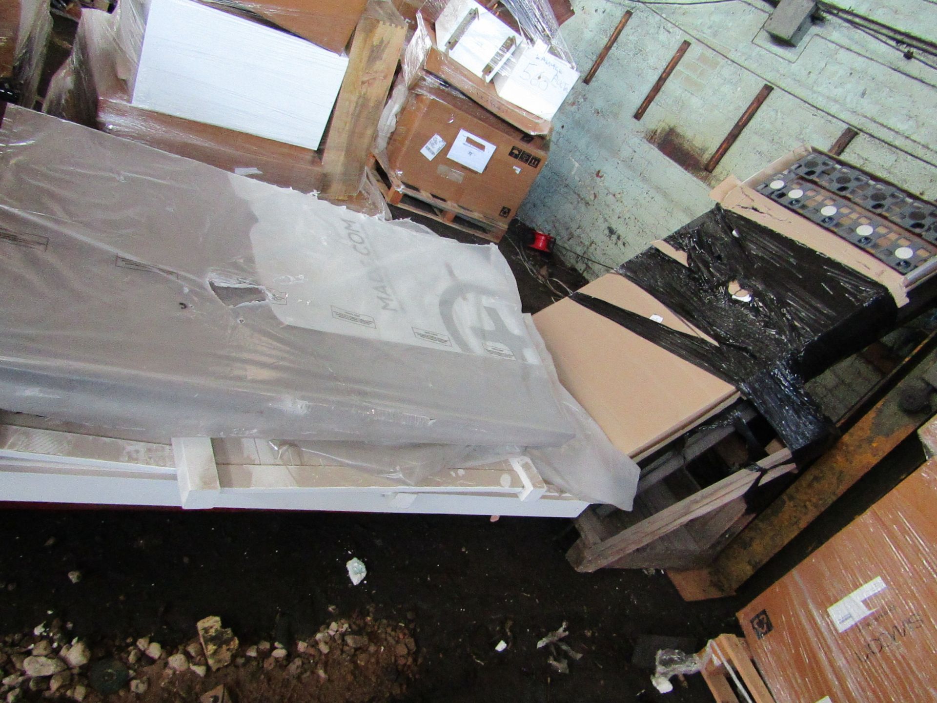 2 X PALLETS CONTAINING A WHITE WOODEN SINGLE BED FRAME & A TEMPUS BED FRAME. ALL UNCHECKED