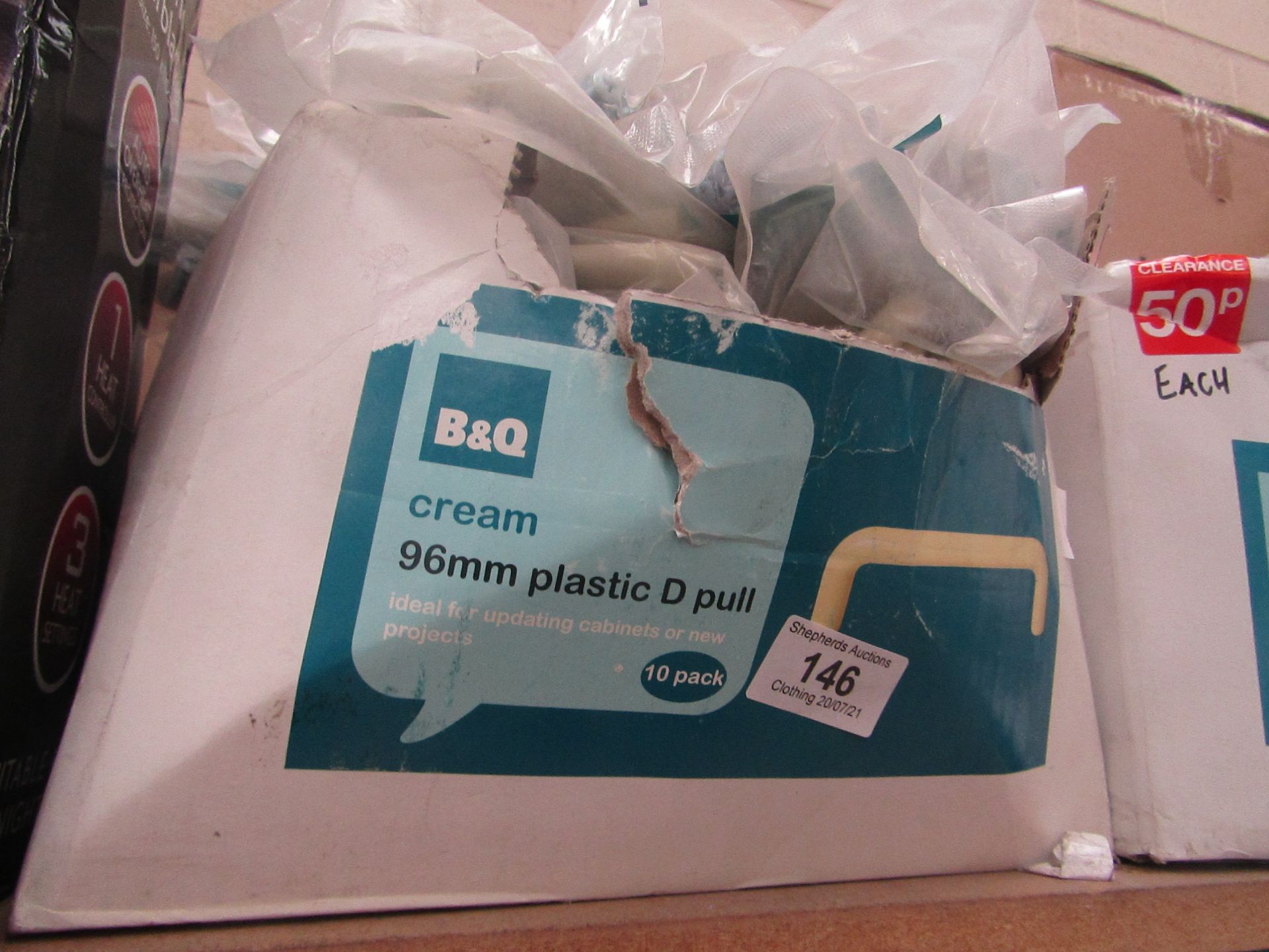 approx. x 20+ packs of 10 per pack B&Q 96mm Cream Plastic D Pull Handles new & packaged