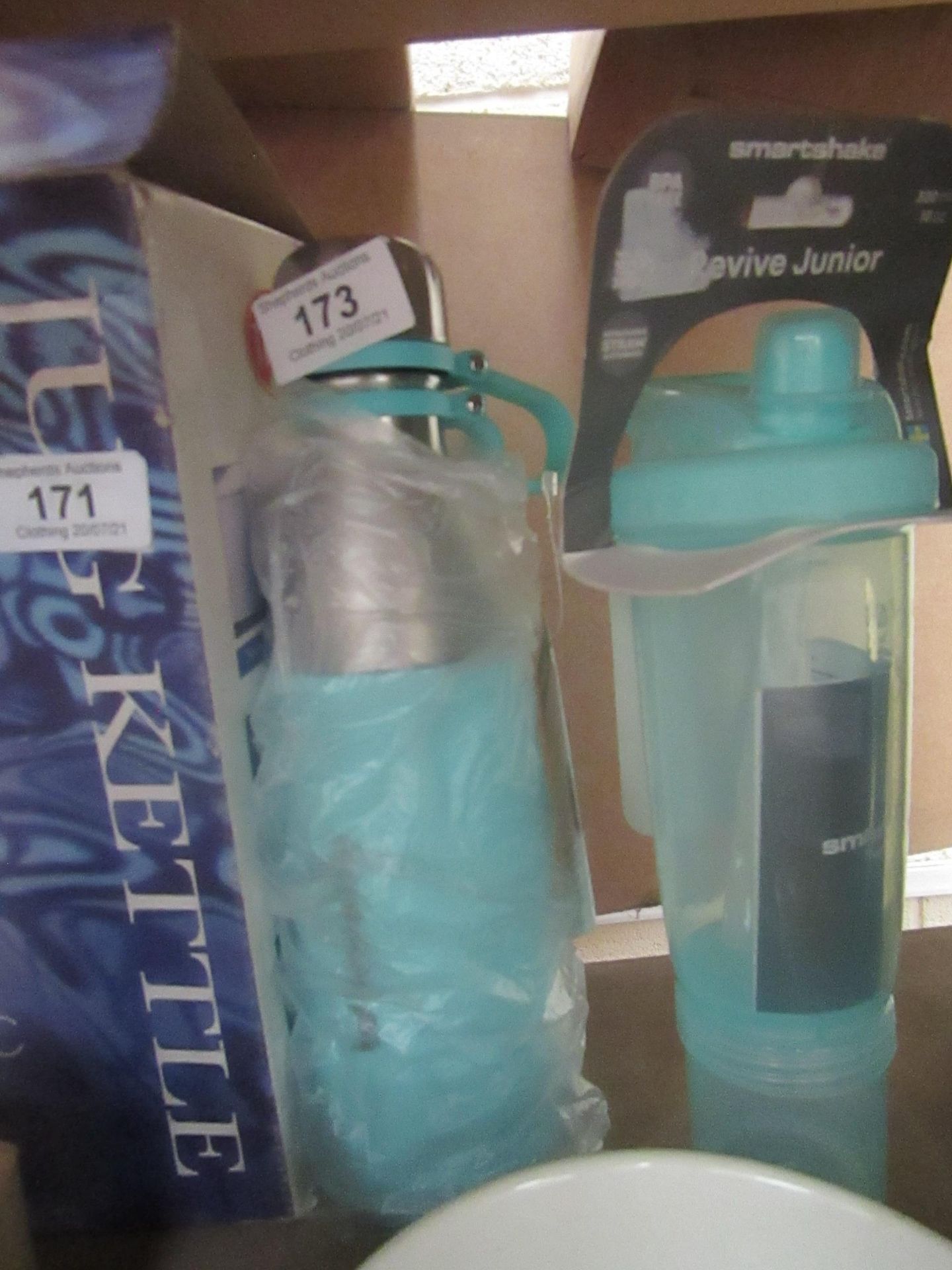 2 items being 1 x Smartshake - Revive Junior Bottle 30ml - Unused With Tags. 1x Herobility - Twist