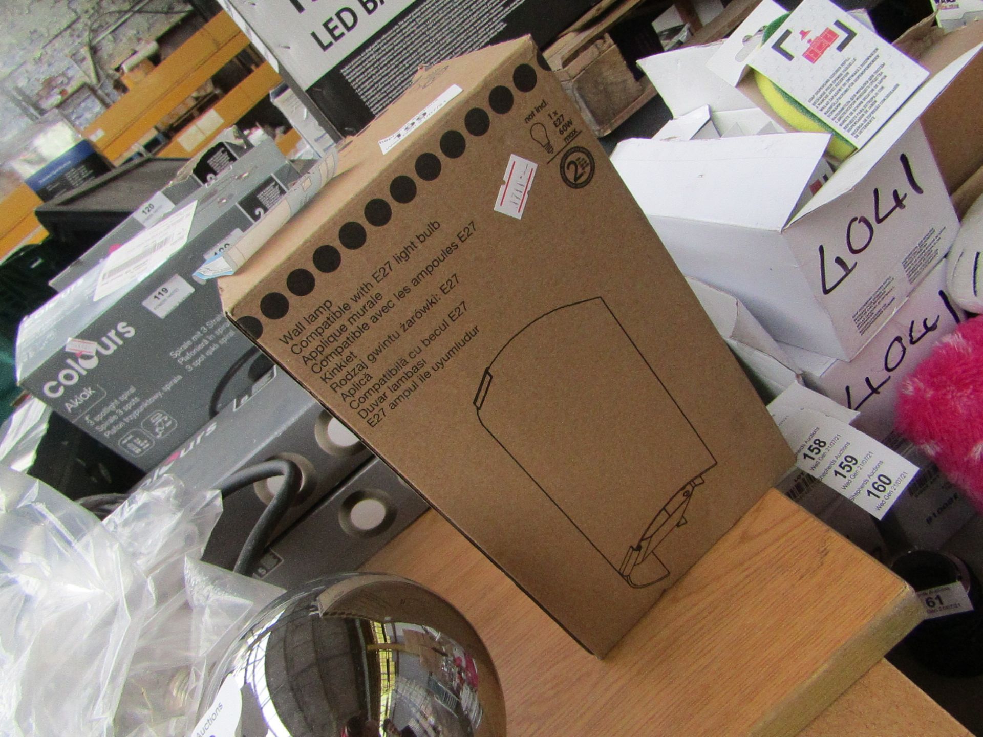 1X WALL LAMP COMPATIBLE WITH E27 LIGHT BULBS, UNCHECKED AND BOXED.