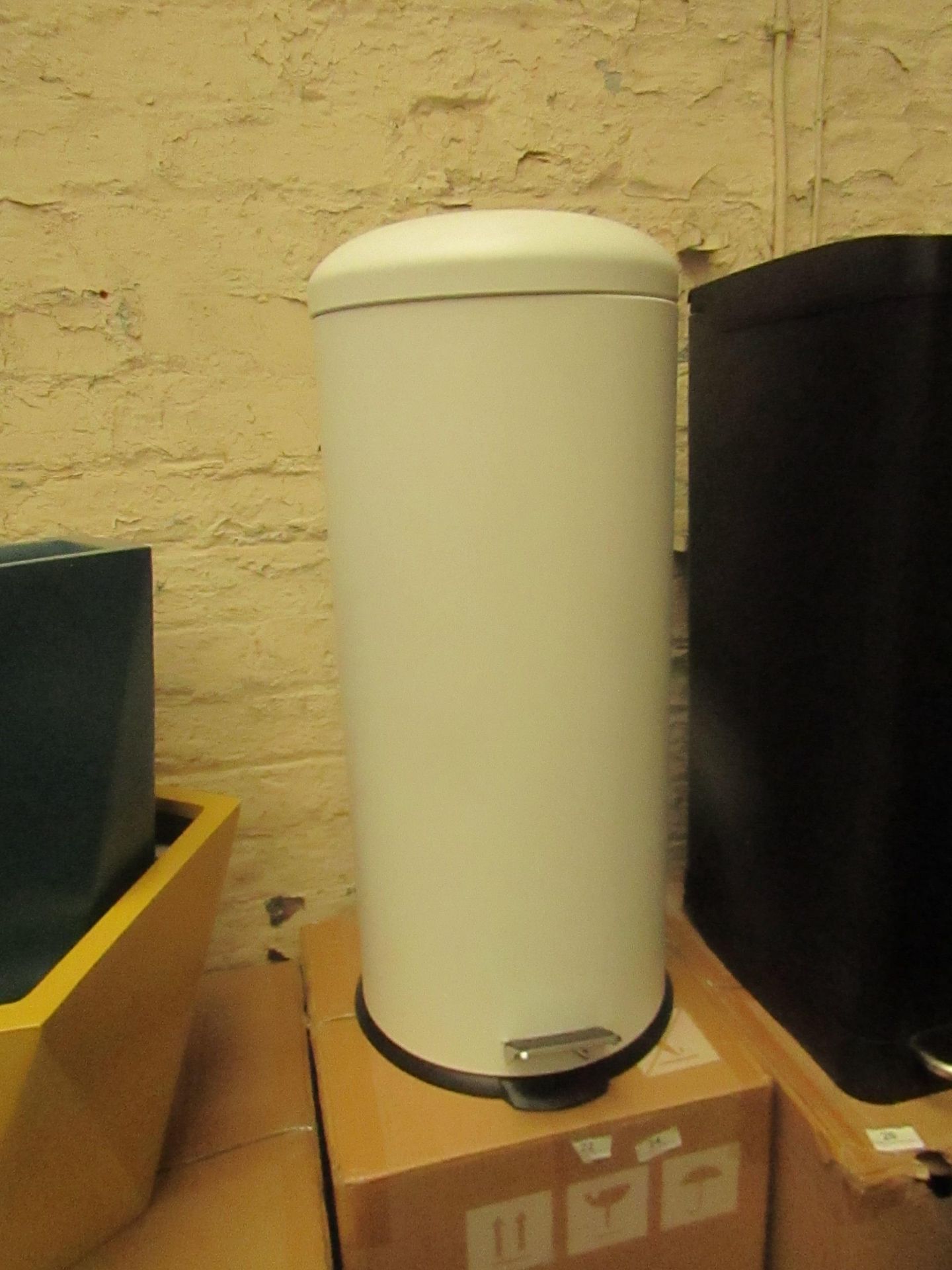 | 1X | MADE.COM JOSS 30L DOMED PEDDLE BIN | WHITE | UNCHECKED & BOXED | RRP £39 |