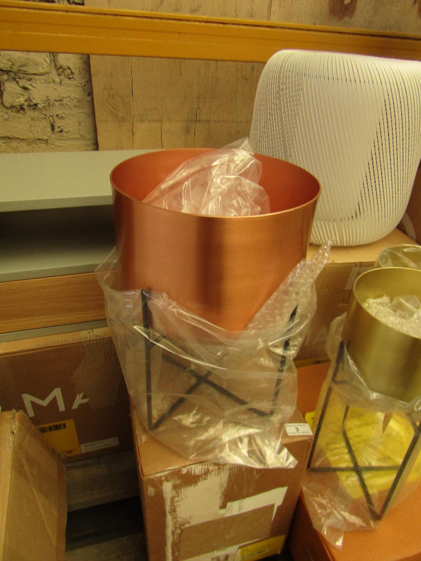 1 x Made.com Salix Large Planter Copper RRP £35 SKU MAD-IACSAL014COP-UK TOTAL RRP £35 This lot is