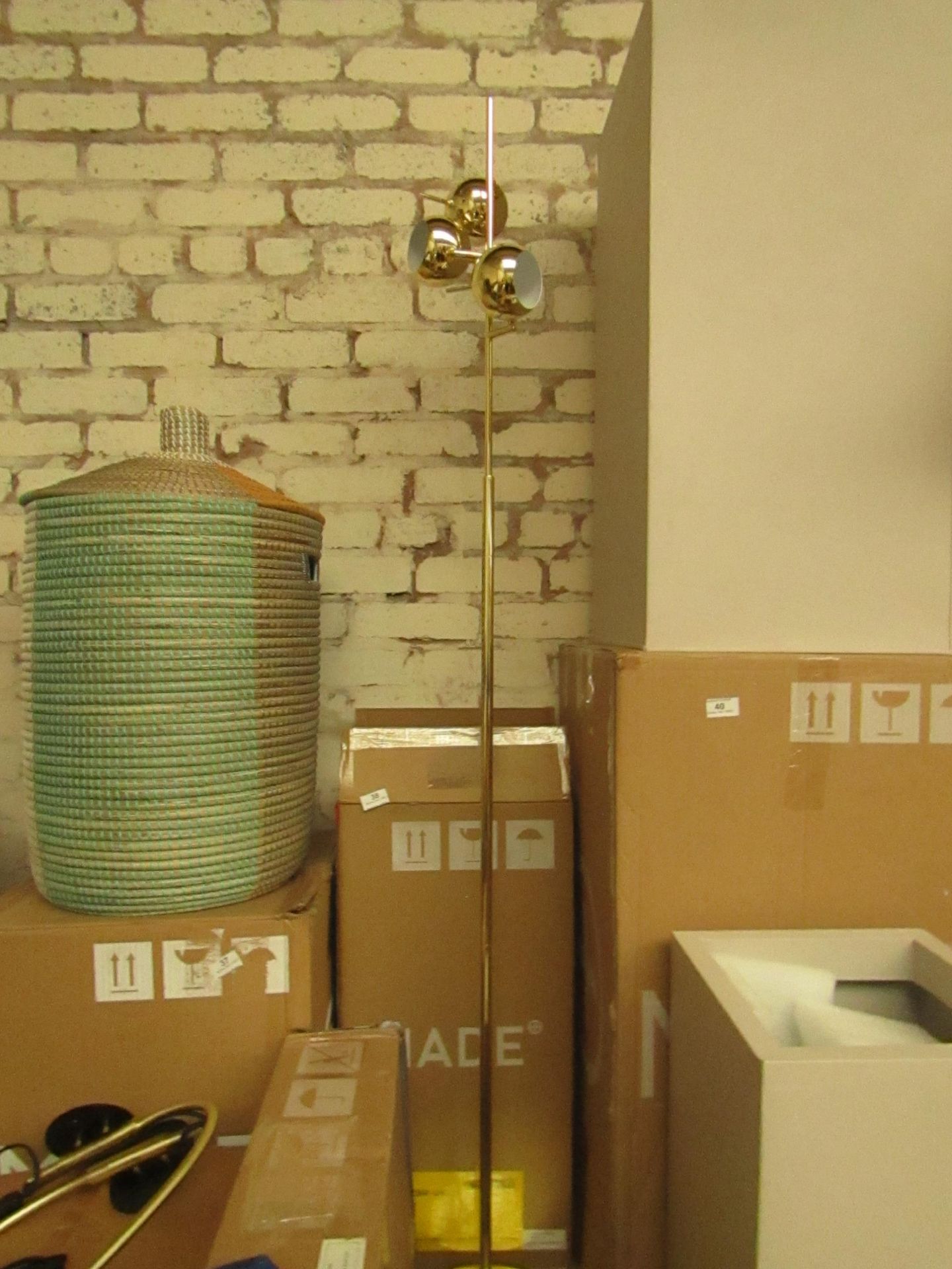 1 x Made.com Austin Floor Lamp Brass RRP £89 SKU MAD-AP-FLPAUS011ZBR-UK TOTAL RRP £89 This lot is