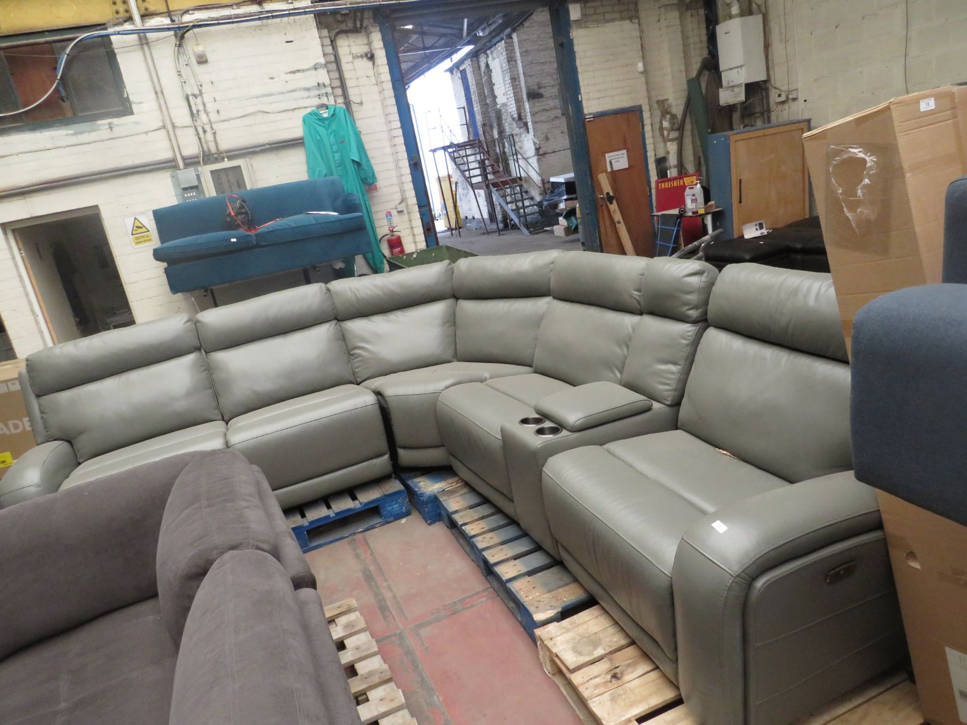 Pulaski 6 piece corner sofa, very good condition just has some minor imperfections such as a few