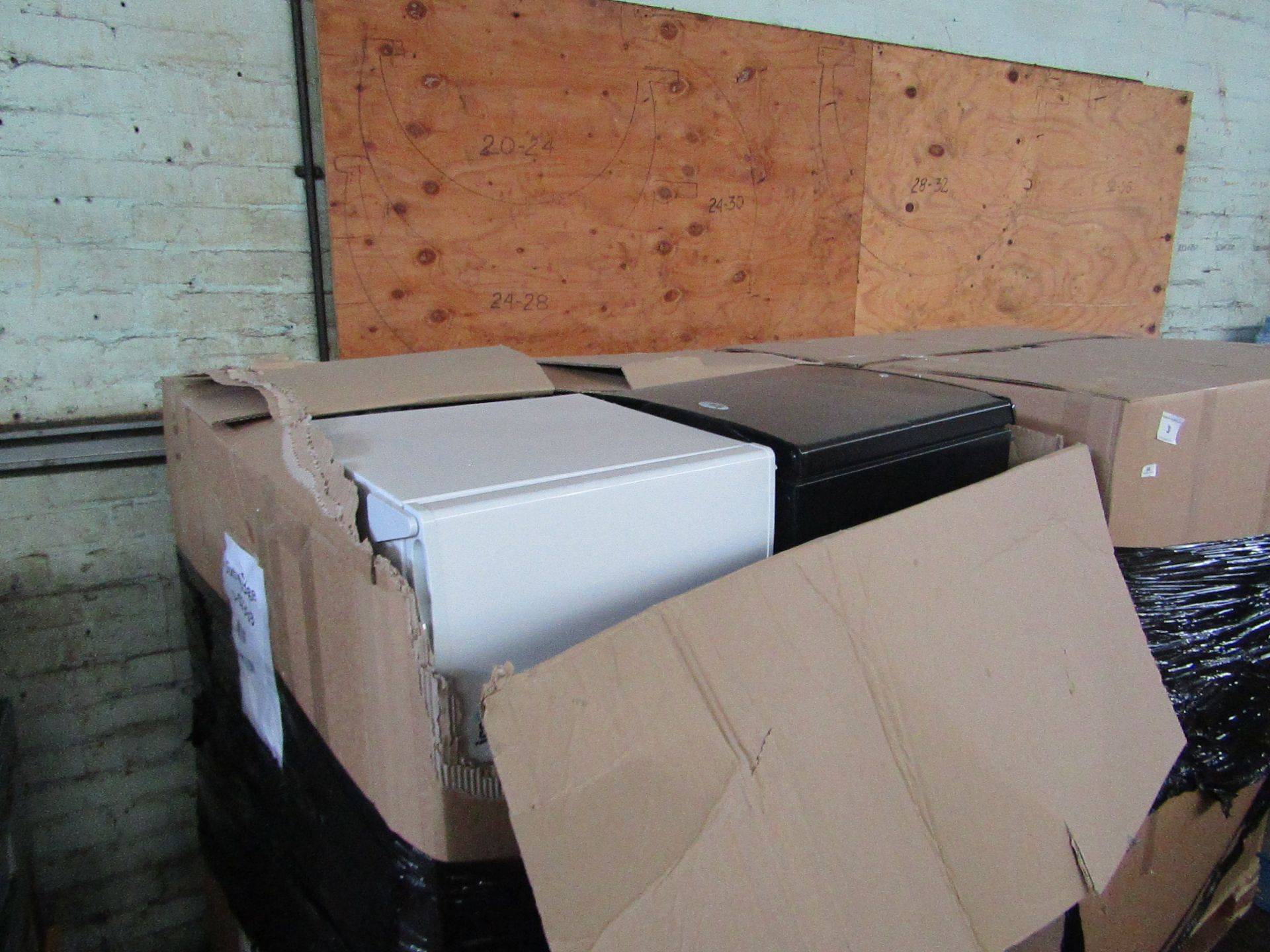 1X PALLET CONTAINING APPROX 12 TABLETOP FRIDGES FROM SIXTY FRIDGES | ALL UNTESTED |