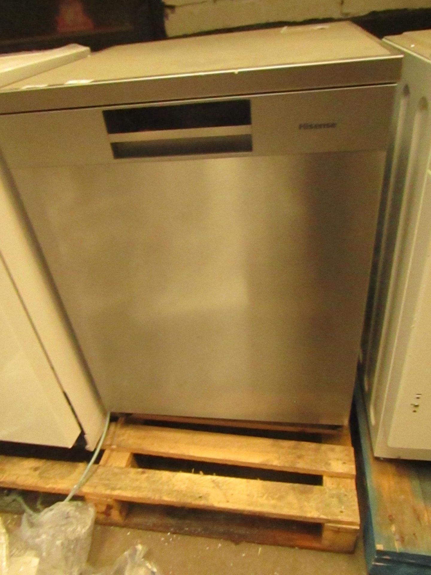 Hisense HS661C60xUK Freestanding Dishwasher, powers on and looks fairly clean inside, the door