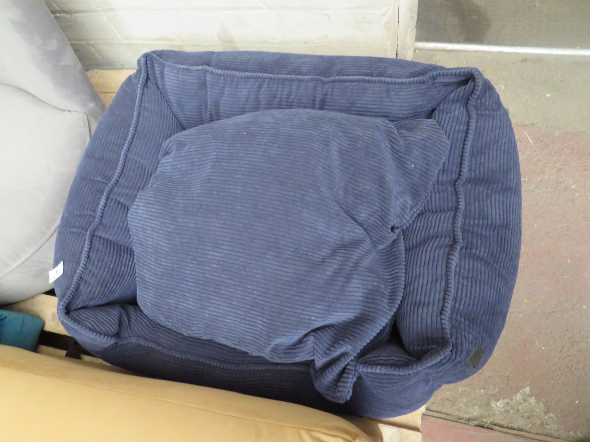 | 1X | MADE.COM KYSLER PET BED, MEDIUM, NAVY CORDUROY | UNCHECKED & BOXED | RRP £69 |