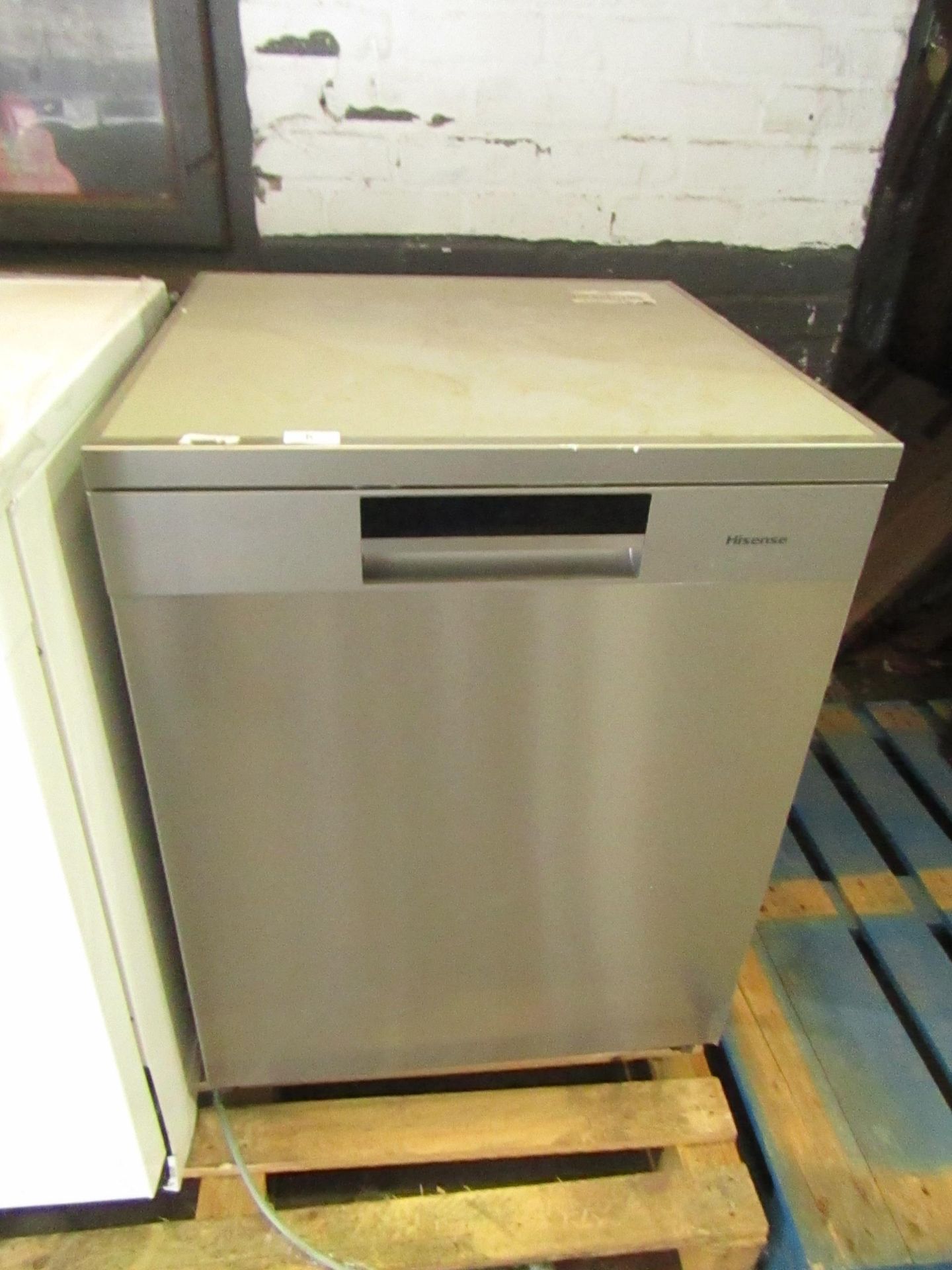 Hisense HS661C60xUK Freestanding Dishwasher, powers on and looks fairly clean inside, the door