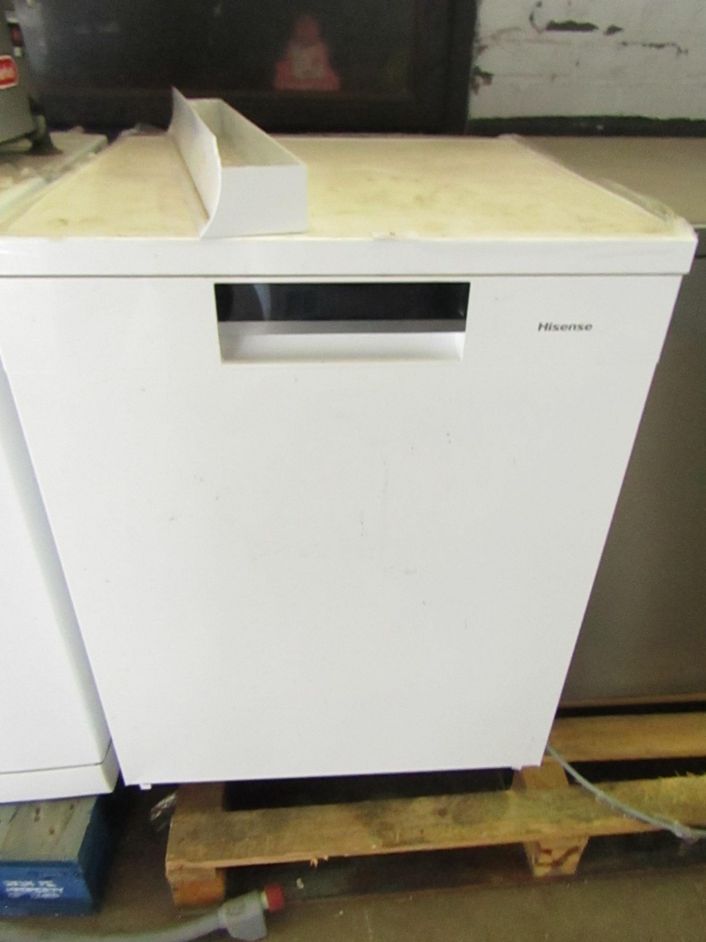 Hisense HS661C60xUK Freestanding Dishwasher, powers on and looks fairly clean inside, RRP £399