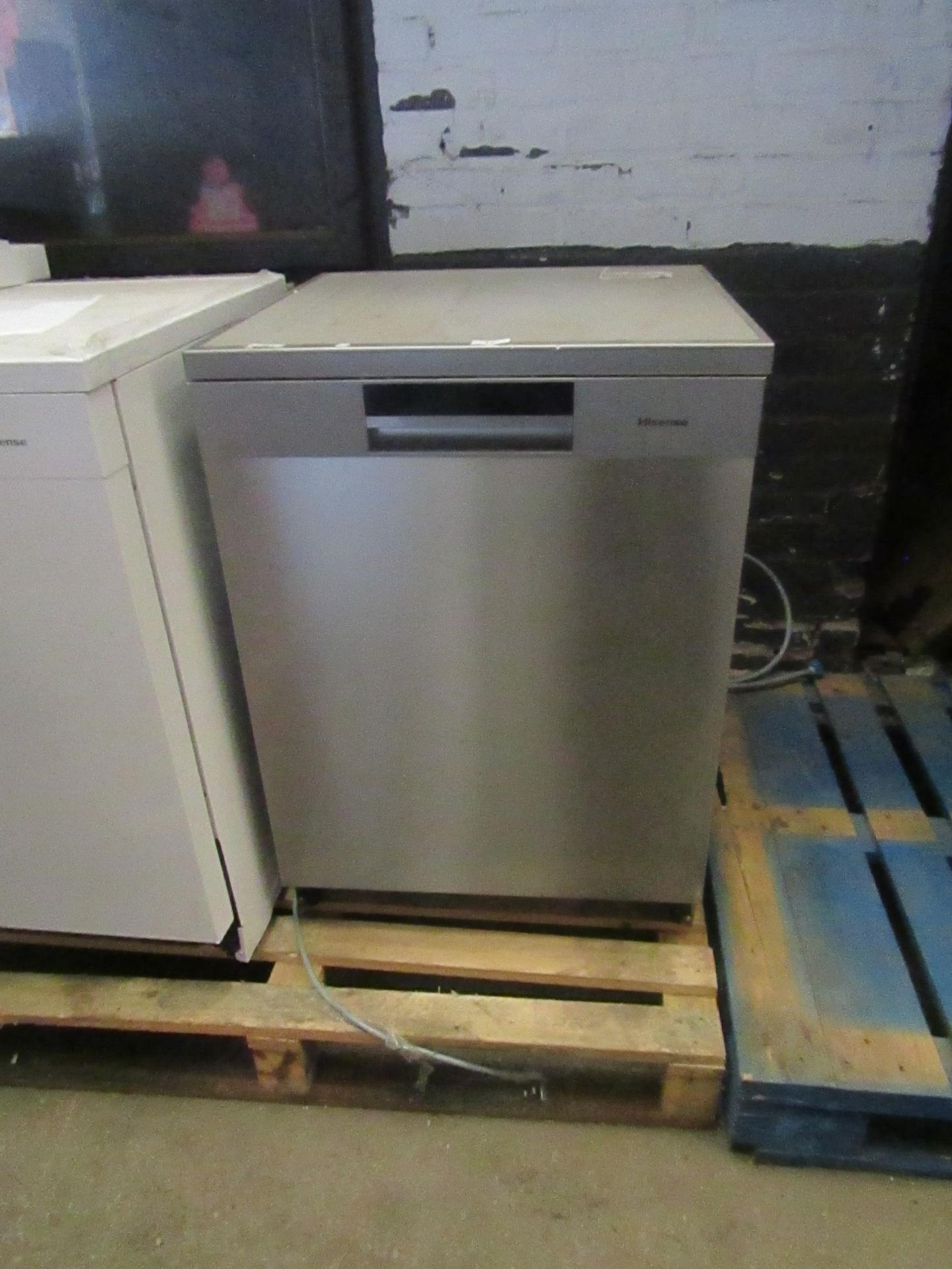 Hisense HS661C60xUK Freestanding Dishwasher, powers on and looks fairly clean inside, the door