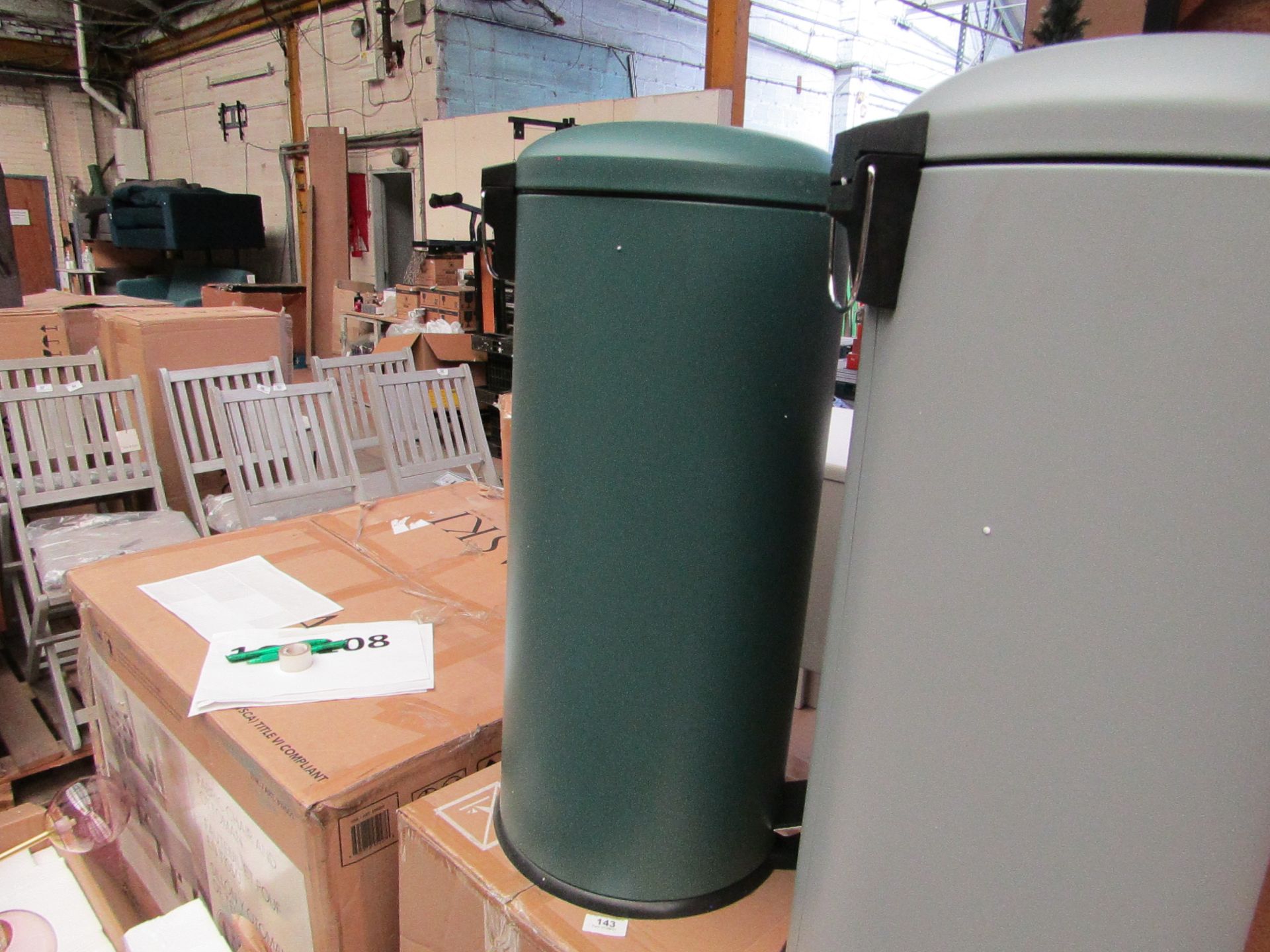 1 x Made.com Joss 30L Domed Pedal Bin Green RRP œ39 SKU MAD-BINJOS016GRE-UK TOTAL RRP œ39 This lot