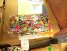 2X TRAVEL, CARRY, SHOPPING BAG WITH LOVE HEART AND FLOWER PATTERN, UNCHECKED IN PACKAGE, SEE