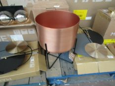 1 x Made.com Salix Large Planter Copper RRP £35 SKU MAD-IACSAL014COP-UK TOTAL RRP £35 This lot is