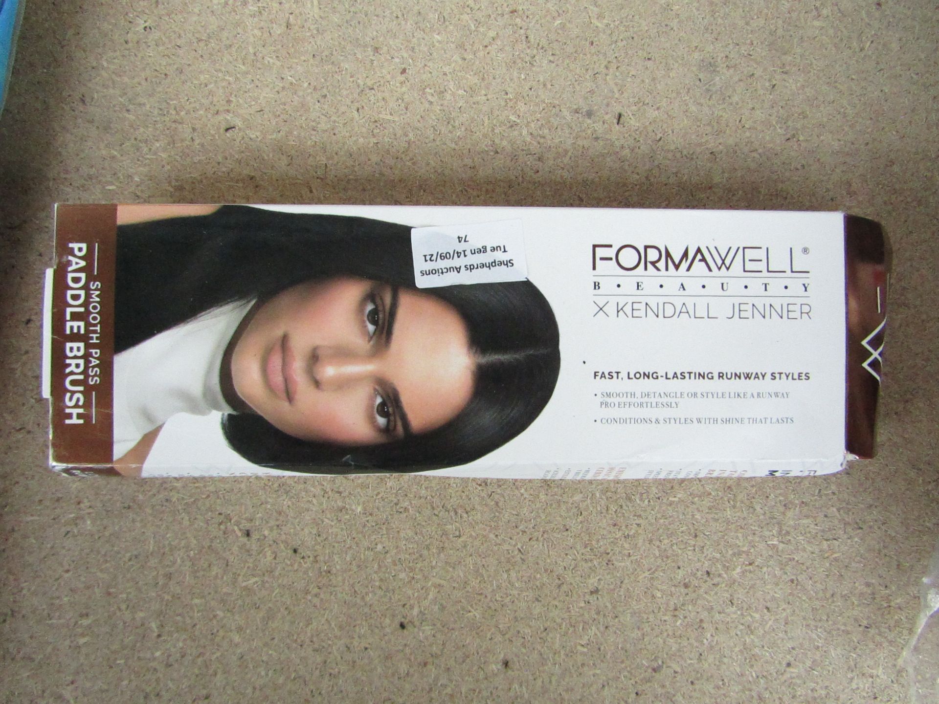 Formawell Beauty by Kendall Jenner - Smooth Pass Paddle Brush