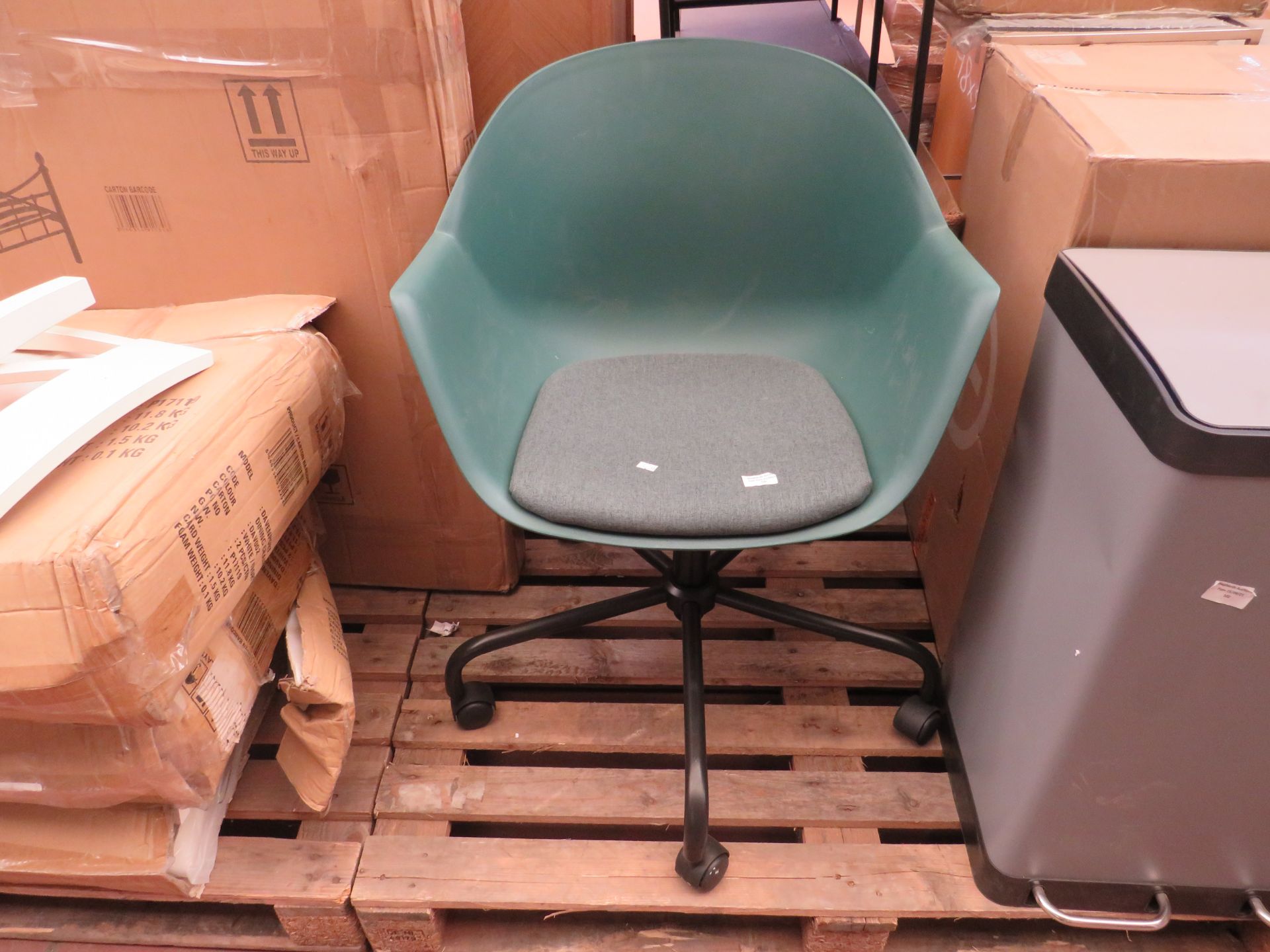 1 x Made.com Kenna Tub Office Chair Dark Green RRP £99 SKU MAD-CHAKNA001GRN-UK TOTAL RRP £99 This