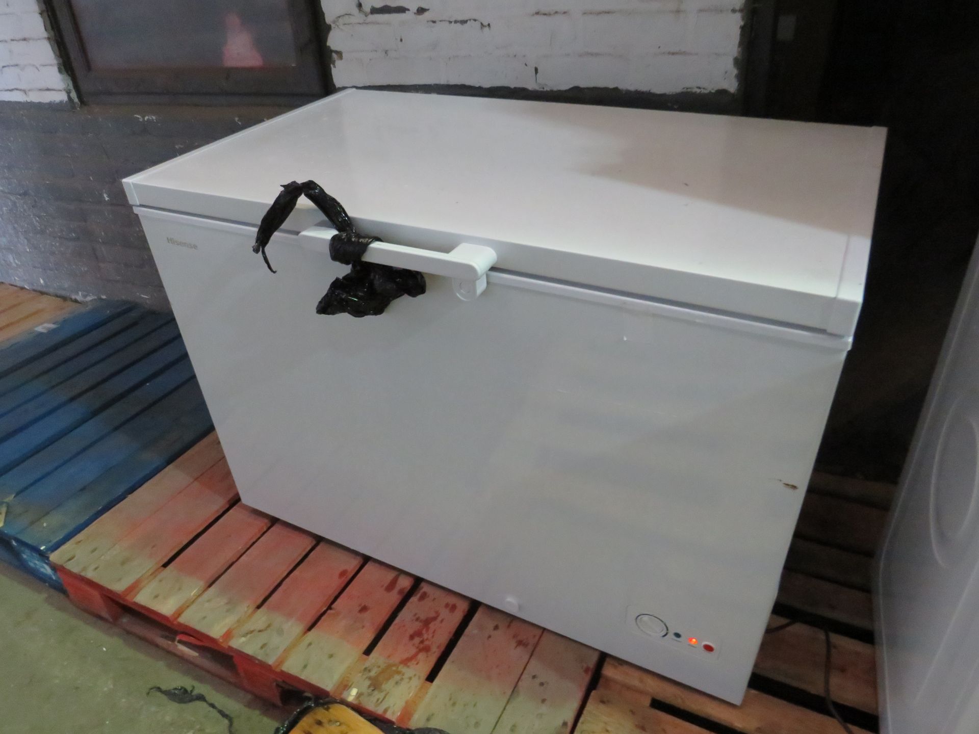 HiSense freezer chest, Powers on and the fan sounds like its working but it doesnt get cold