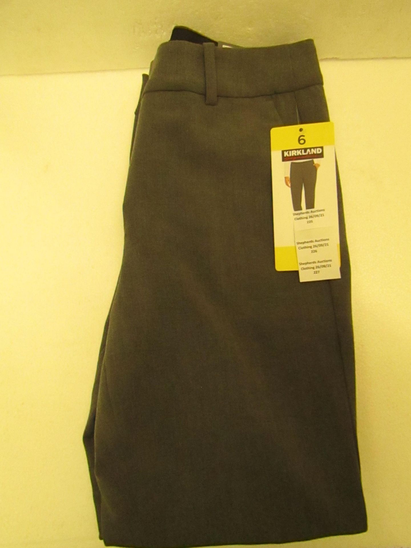 1X Kirkland Signature Ladies Pants - Size 6 - Grey - New with tags