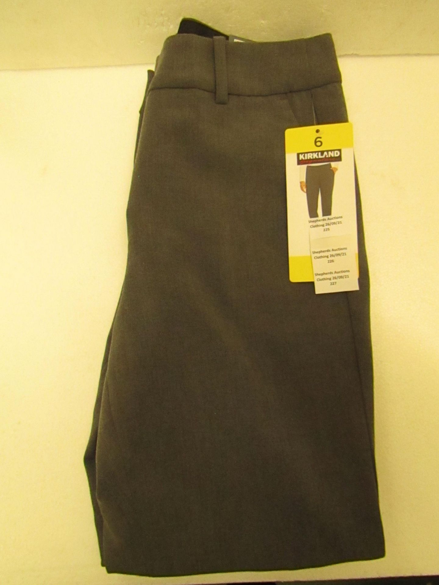1X Kirkland Signature Ladies Pants - Size 6 - Grey - New with tags