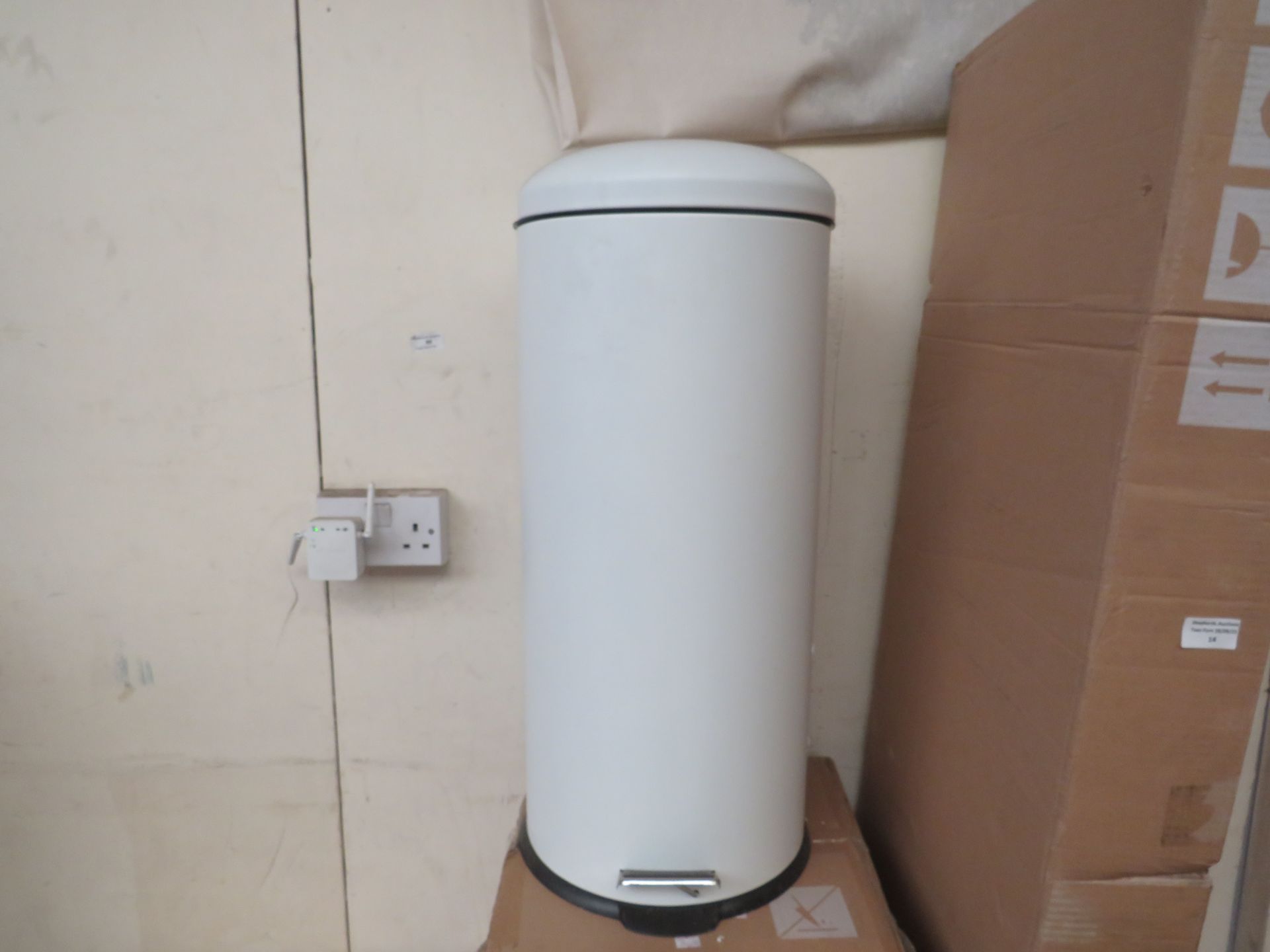 1 x Made.com Joss 30L Domed Pedal Bin White RRP £39 SKU MAD-BTAJOS003WHI-UK TOTAL RRP £39 complete