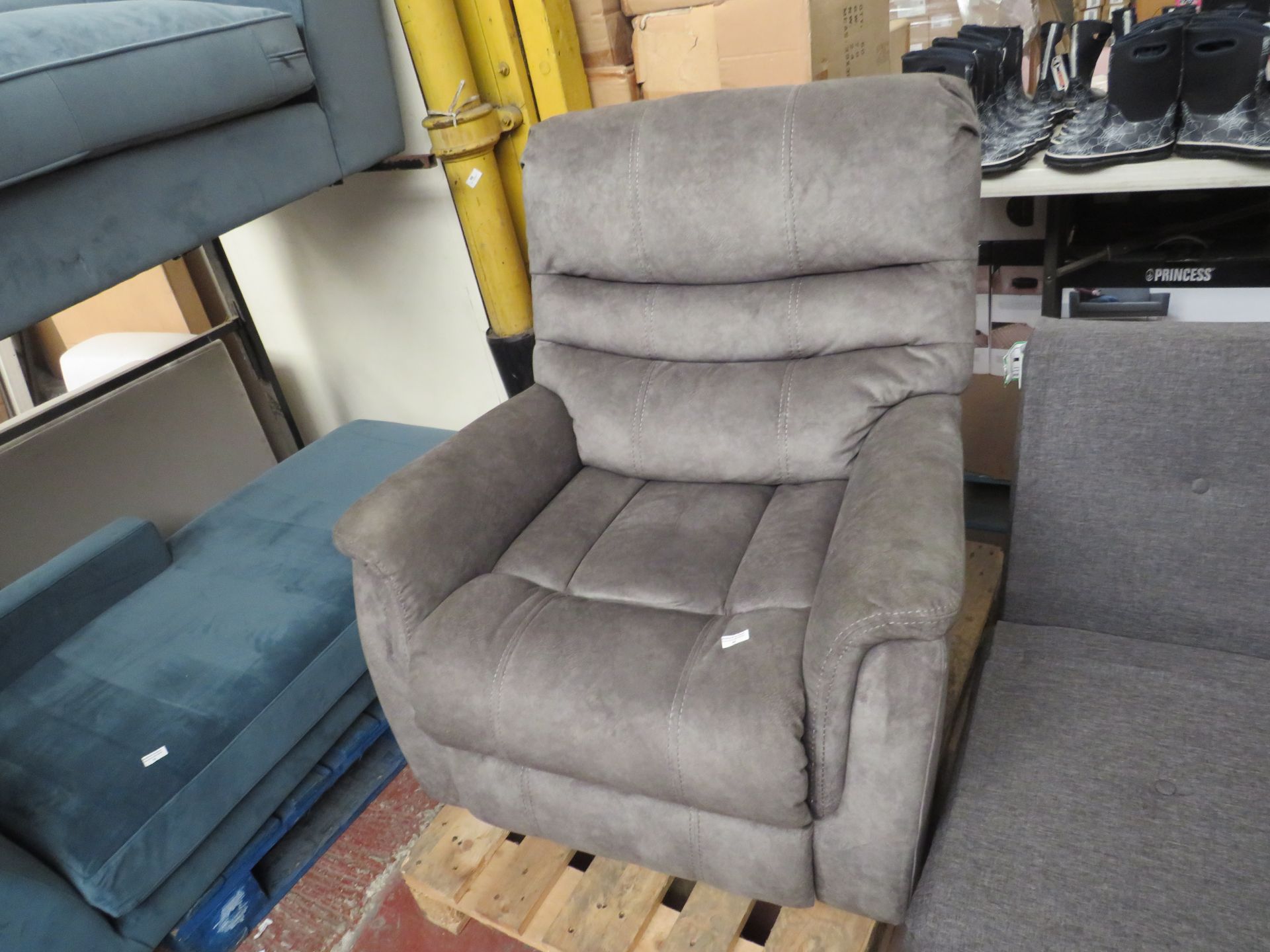 | 1X | THOMASVILLE LAZY BOY ARM CHAIR | SOFT GREY BENSON LEATHER | UNCHECKED |